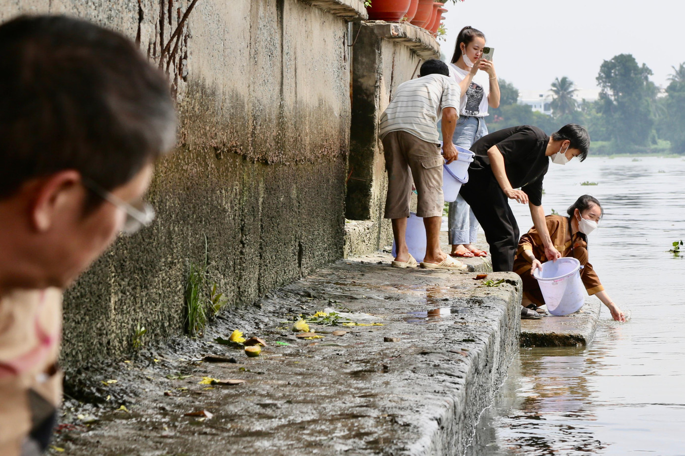 Ngày Vu Lan báo hiếu hôm nay được trọn vẹn hơn khi các con vật được phóng sinh không bị bắt lại. Những con cá được phóng sinh dưới sông không còn bị chích điện nhiều như vài năm trước. Ngày Vu Lan báo hiếu hôm nay được trọn vẹn hơn khi các con vật được phóng sinh không bị bắt lại. Những con cá được phóng sinh dưới sông không còn bị chích điện nhiều như vài năm trước.