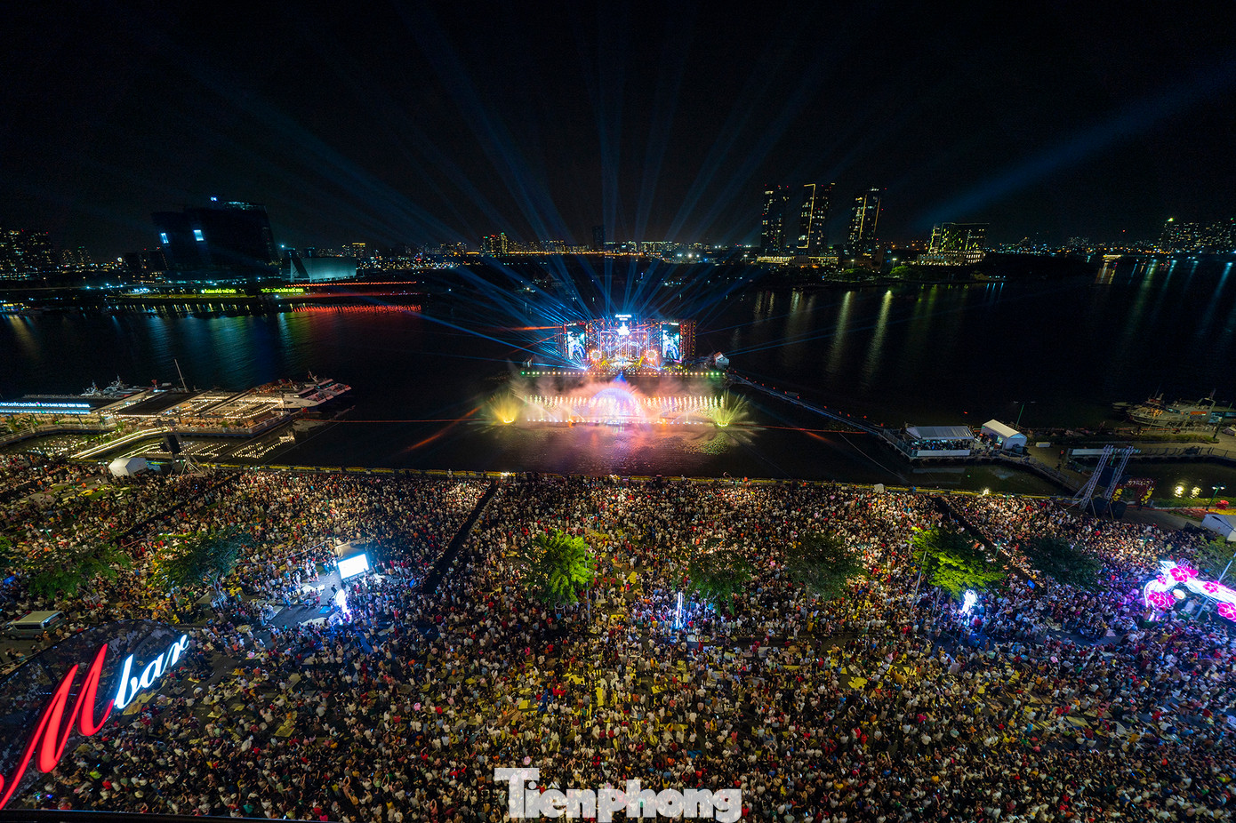 Sông Sài Gòn tối giao thừa xuân Quý Mão được BTC bố trí một sân khấu hoành tráng ngay trên mặt sông.