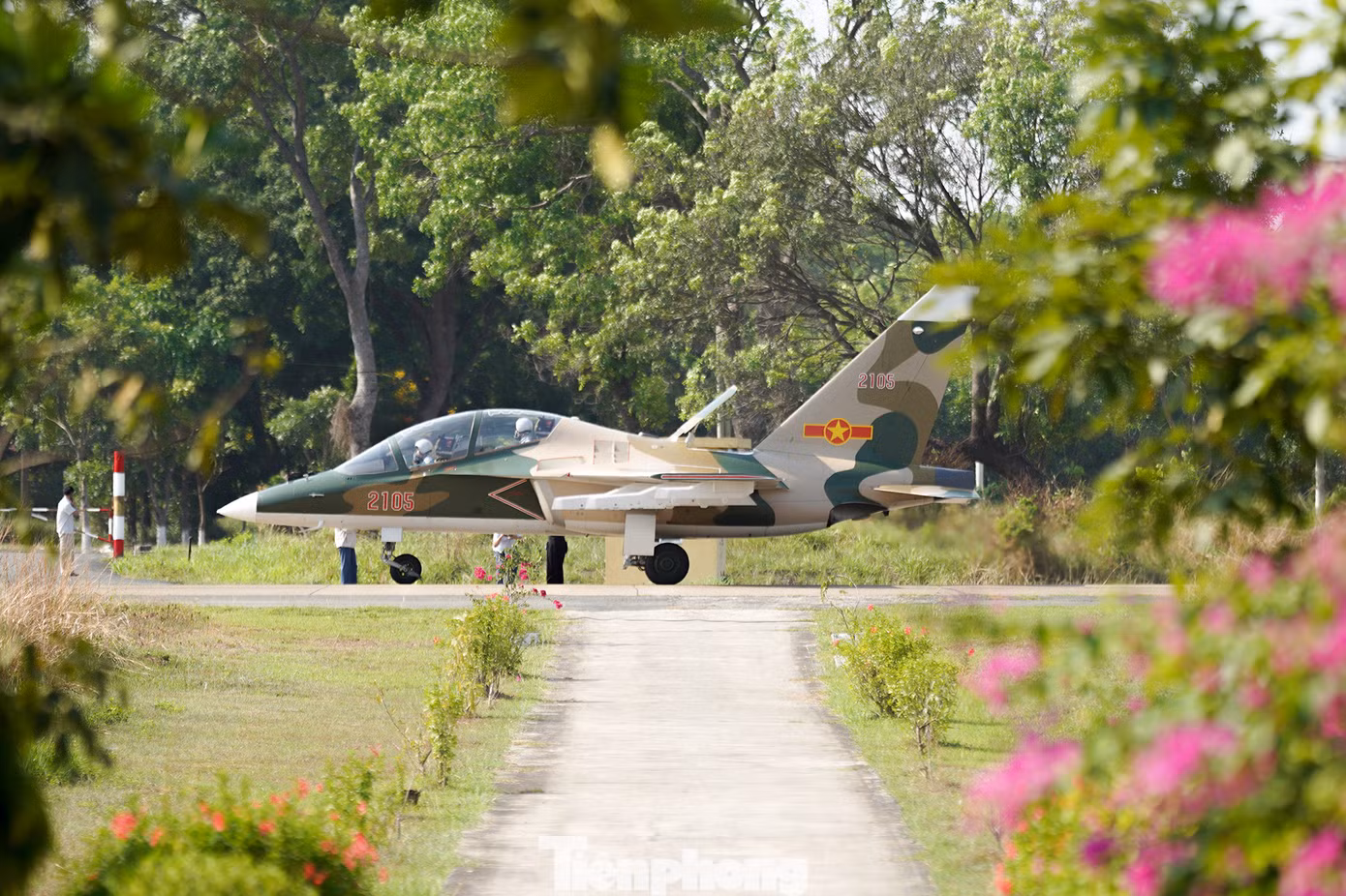 Phi công lái Yak-130 hạ cánh xuống đường băng rồi lăn vào nơi đậu máy bay tại sân bay Biên Hoà.