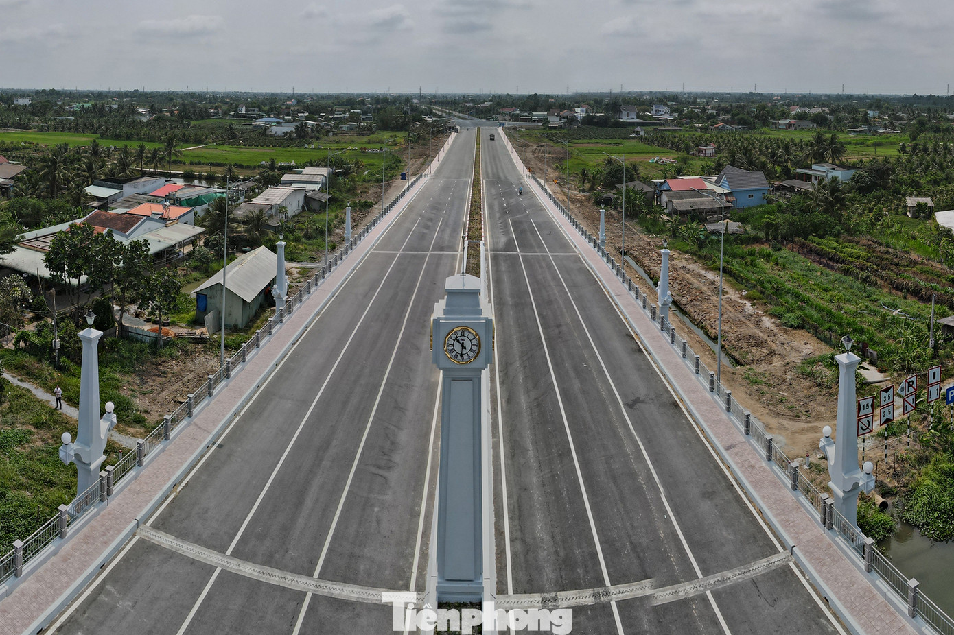 Cầu Bảo Định nối phường Tân Khánh và xã An Vĩnh Ngãi hiện nay đã hoàn thành sau hai năm thi công.