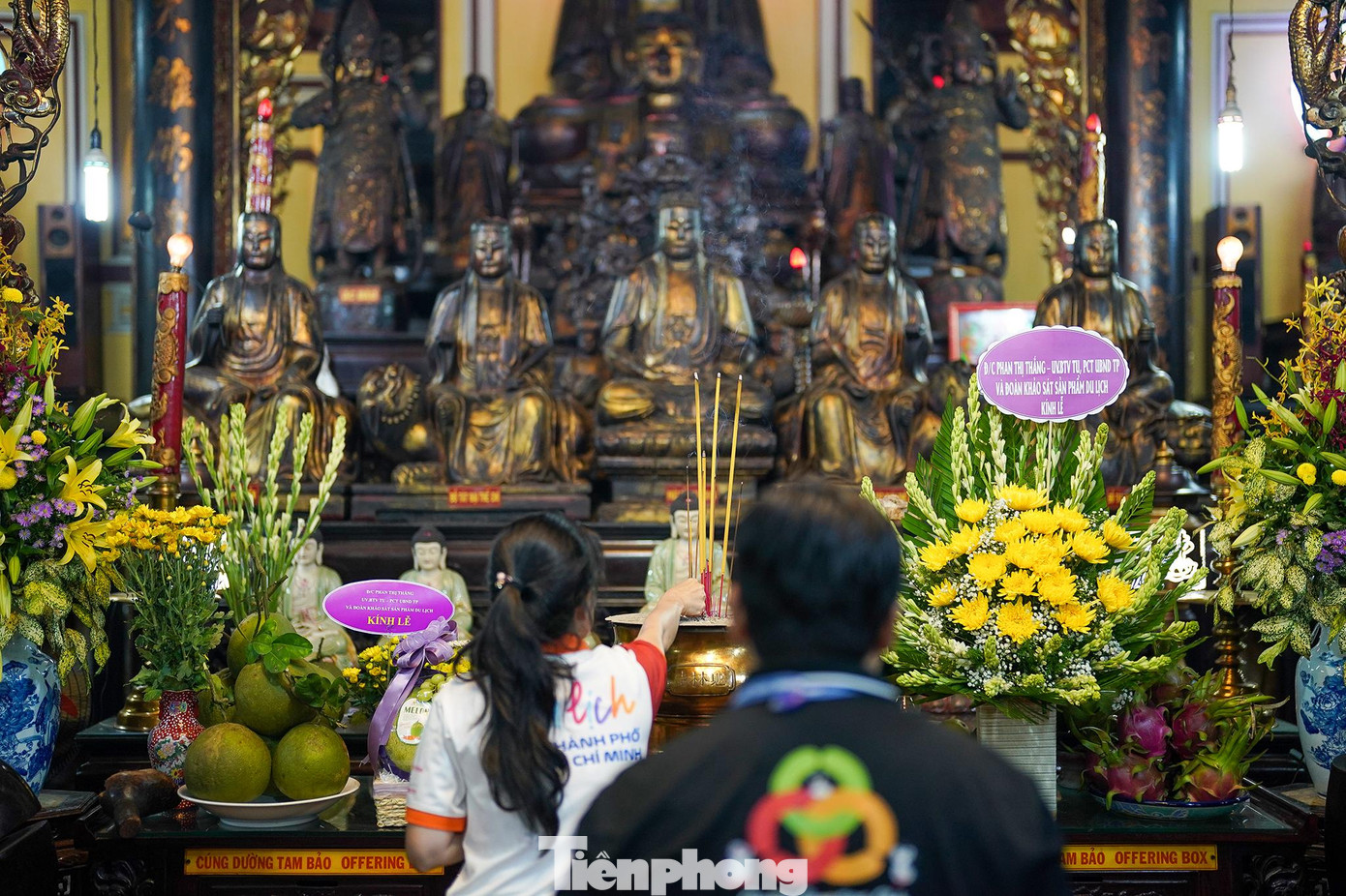 Trong chính điện Tổ đình Giác Lâm tôn trí “tiền Phật, hậu Tổ”. Phía trước chính điện thờ tượng Phật A Di Đà, Thích Ca, Di Lặc. Hai bàn thờ hai bên phải trái thờ tượng Quan Thế Âm, Đại Thế Chí. Ngoài ra, chùa còn có tượng Cửu Long, dọc hai bên tường có bộ tượng Thập Bát La Hán, bộ tượng Thập Điện Diêm Vương, tượng Tổ Bồ Đề Đạt Ma và tượng Long Vương.