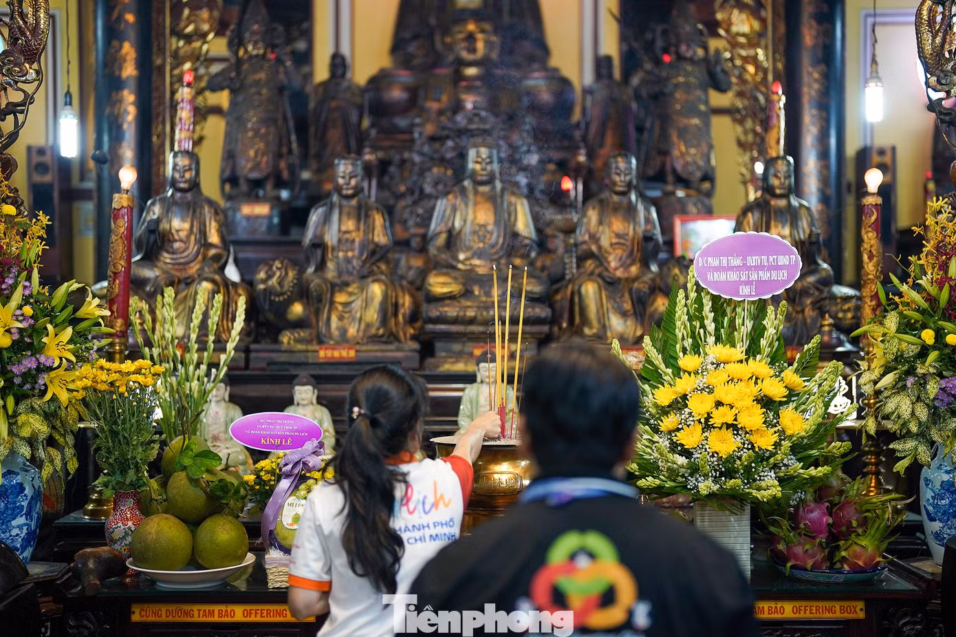 Trong chính điện Tổ đình Giác Lâm tôn trí “tiền Phật, hậu Tổ”. Phía trước chính điện thờ tượng Phật A Di Đà, Thích Ca, Di Lặc. Hai bàn thờ hai bên phải trái thờ tượng Quan Thế Âm, Đại Thế Chí. Ngoài ra, chùa còn có tượng Cửu Long, dọc hai bên tường có bộ tượng Thập Bát La Hán, bộ tượng Thập Điện Diêm Vương, tượng Tổ Bồ Đề Đạt Ma và tượng Long Vương.