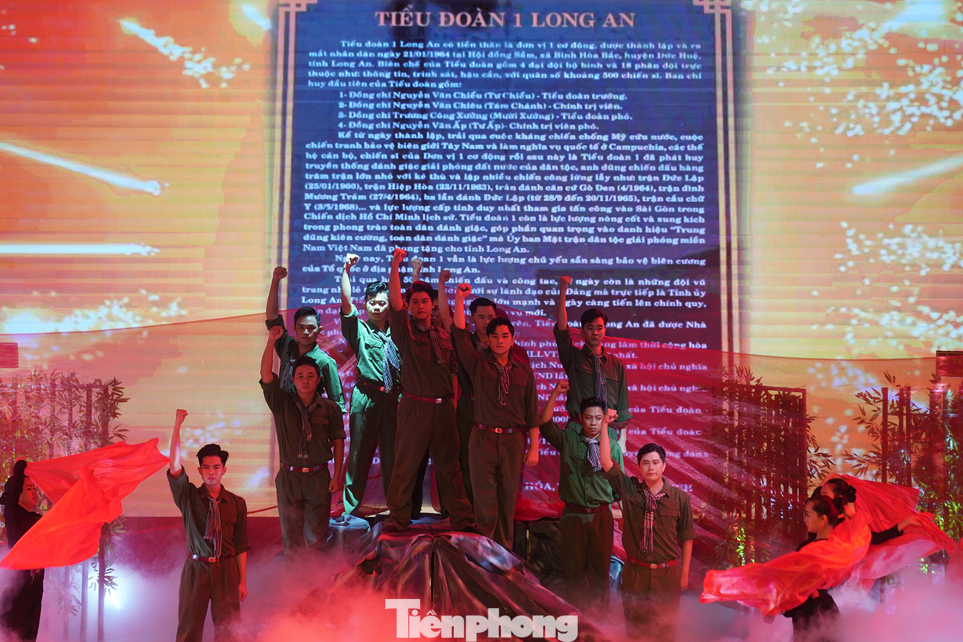 Trong không khí trang nghiêm của buổi lễ, các đại biểu thành kính, dành phút mặc niệm tưởng nhớ đồng chí Võ Văn Tần và đồng bào, chiến sĩ đã hy sinh vì sự nghiệp cách mạng giải phóng dân tộc. Trong không khí trang nghiêm của buổi lễ, các đại biểu thành kính, dành phút mặc niệm tưởng nhớ đồng chí Võ Văn Tần và đồng bào, chiến sĩ đã hy sinh vì sự nghiệp cách mạng giải phóng dân tộc.