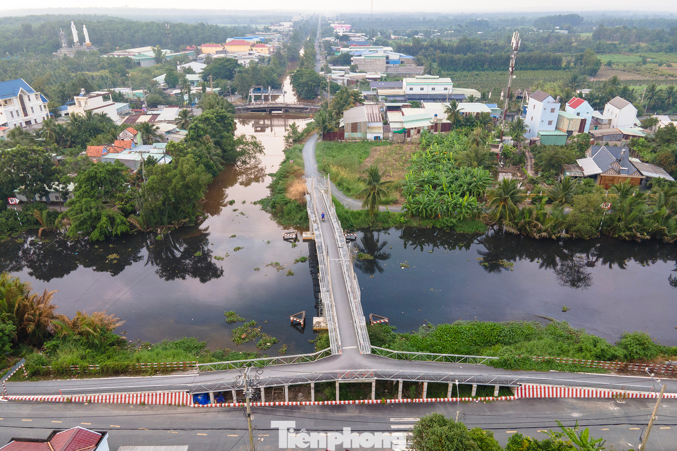 Phía nhịp bên kia dẫn ra đường Thích Thiện Hoà, hướng về các xã Lê Minh Xuân, Phạm Văn Hai, Vĩnh Lộc A, Vĩnh Lộc B, quốc lộ 1A... Phía nhịp bên kia dẫn ra đường Thích Thiện Hoà, hướng về các xã Lê Minh Xuân, Phạm Văn Hai, Vĩnh Lộc A, Vĩnh Lộc B, quốc lộ 1A...