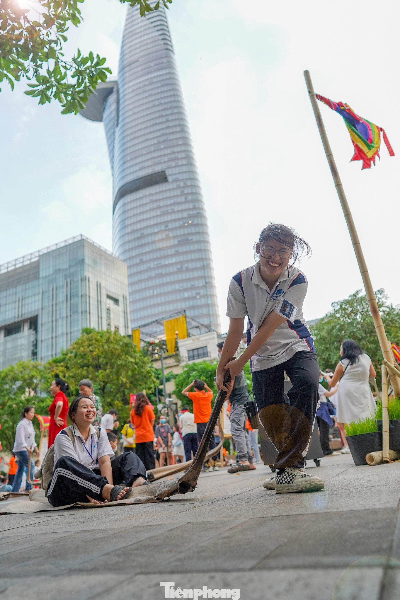 Lần đầu tiên, du khách được sống với ký ức tuổi thơ ở một trung tâm đô thị hiện đại. Trong ảnh, hai bạn trẻ đang chơi kéo mo cau, hình ảnh rất đối lập với việc bạn trẻ ngày nay, thậm chí là trẻ em vẫn hay tập trung vào màn hình điện thoại...