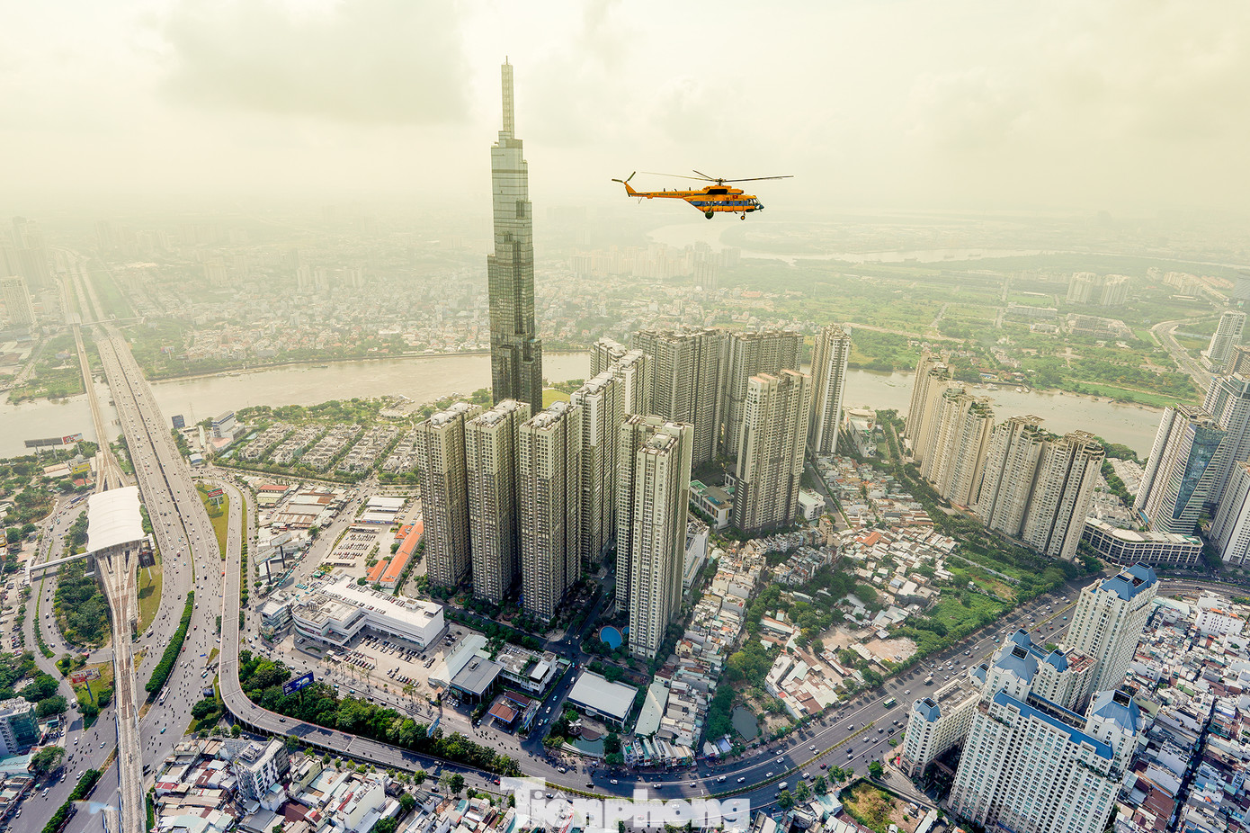 Ánh ban mai chiếu xuyên qua toà nhà Landmark 81.