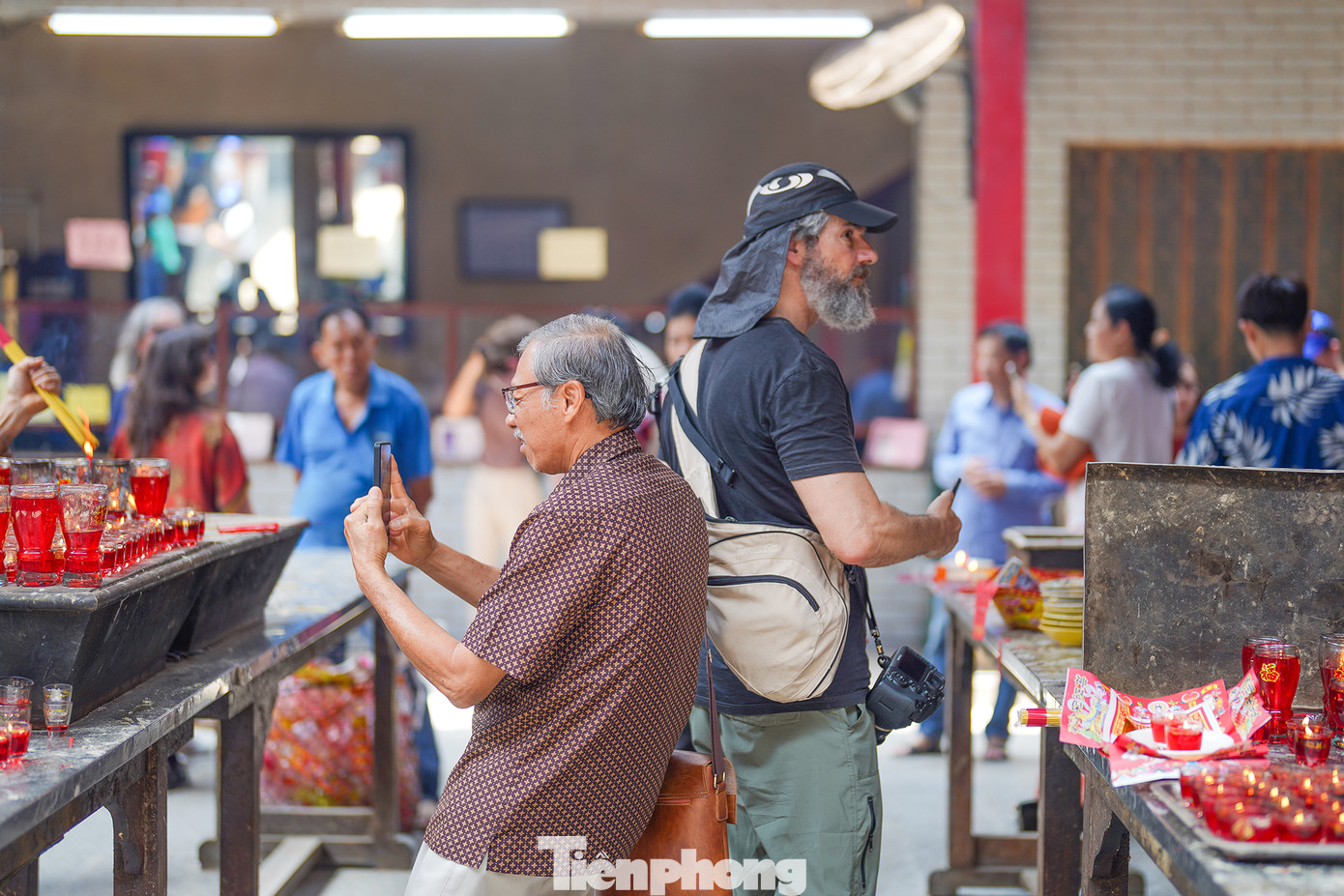 Chùa Bà Thiên Hậu hơn 200 năm tuổi là một chốn linh thiêng giữa đất Sài Gòn phồn hoa, được coi là chốn bình yên, thanh bình để cầu phước lành cho gia đình. Không chỉ thu hút du khách trong nước, ngôi chùa cổ này còn được nhiều du khách quốc tế lui tới khám phá.