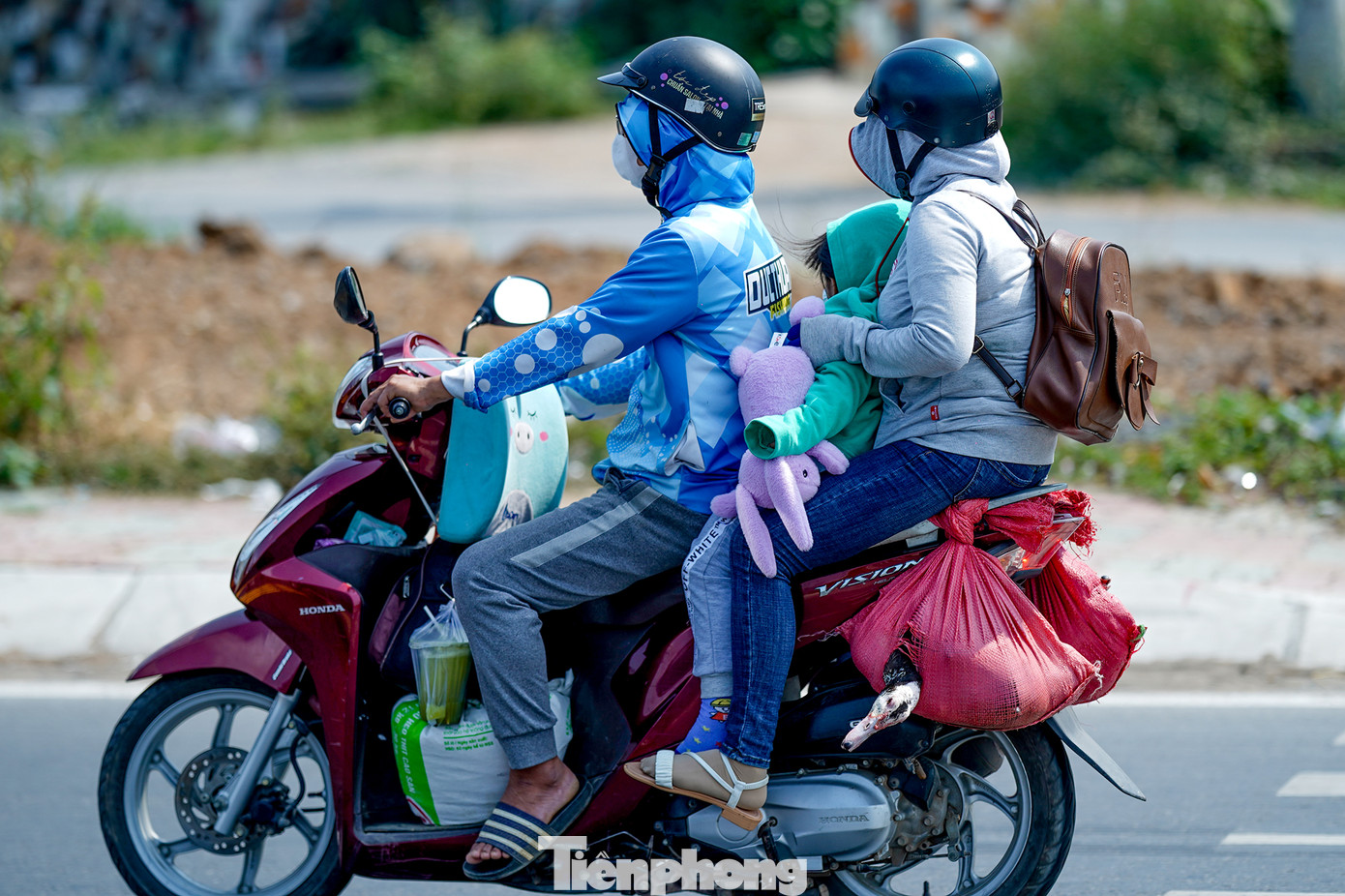 Người dân lỉnh kỉnh đồ đạc quay lại TPHCM sau kỳ nghỉ tết. Theo Trung tâm Dự báo khí tượng Thủy văn quốc gia, trong ngày 2/2, khu vực Nam bộ có mây, ngày nắng, đêm không mưa. Gió Đông Bắc cấp 2-3. Nhiệt độ thấp nhất 21-24 độ C, riêng miền Đông có nơi dưới 21 độ C. Nhiệt độ cao nhất 31-34 độ C.