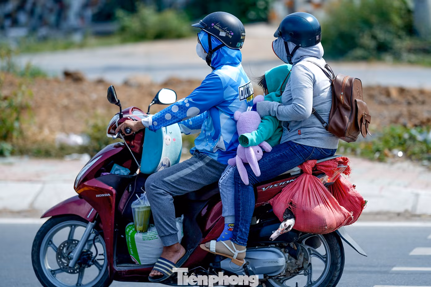 Người dân lỉnh kỉnh đồ đạc quay lại TPHCM sau kỳ nghỉ tết. Theo Trung tâm Dự báo khí tượng Thủy văn quốc gia, trong ngày 2/2, khu vực Nam bộ có mây, ngày nắng, đêm không mưa. Gió Đông Bắc cấp 2-3. Nhiệt độ thấp nhất 21-24 độ C, riêng miền Đông có nơi dưới 21 độ C. Nhiệt độ cao nhất 31-34 độ C.