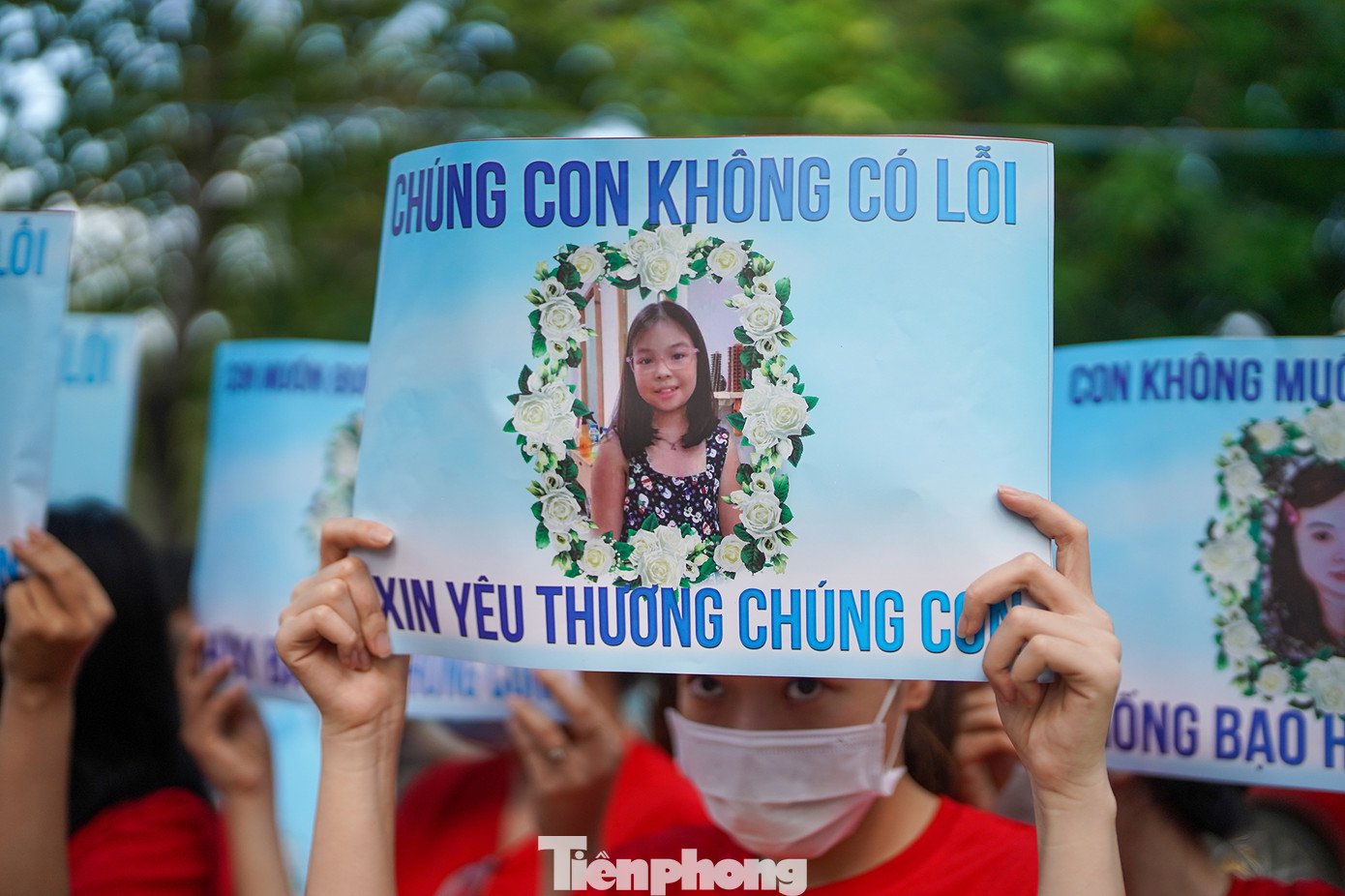 Nhiều người thể hiện sự tiếc thương trước cái chết của bé Vân An. Bản án phúc thẩm xác định, sau án sơ thẩm của TAND TPHCM, bị cáo Nguyễn Võ Quỳnh Trang kháng cáo là hợp lệ. Trước phiên tòa phúc thẩm này, bị cáo Trang tự nguyện rút kháng cáo nên tòa quyết định đình chỉ xét xử đối với bị cáo Trang.