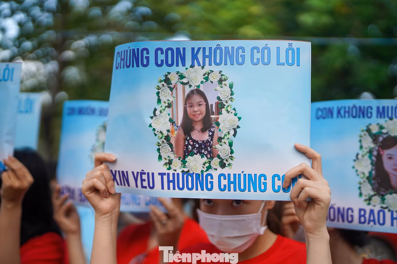 Nhiều người thể hiện sự tiếc thương trước cái chết của bé Vân An. Bản án phúc thẩm xác định, sau án sơ thẩm của TAND TPHCM, bị cáo Nguyễn Võ Quỳnh Trang kháng cáo là hợp lệ. Trước phiên tòa phúc thẩm này, bị cáo Trang tự nguyện rút kháng cáo nên tòa quyết định đình chỉ xét xử đối với bị cáo Trang.