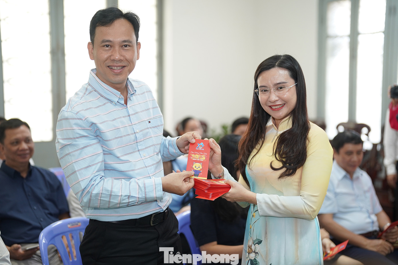 Bên trong các phong bao lì xì kèm theo một chữ thư pháp, gửi những lời chúc tốt lành đầu năm mới cho cán bộ nhân viên