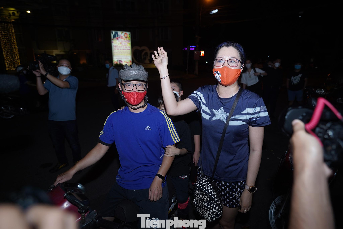 Vợ chồng anh Tấn Trình và chị Trà My ngụ quận Tân Bình cũng chở các cháu nhỏ đến để nhìn thấy các cầu thủ bằng xương bằng thịt ngoài đời.