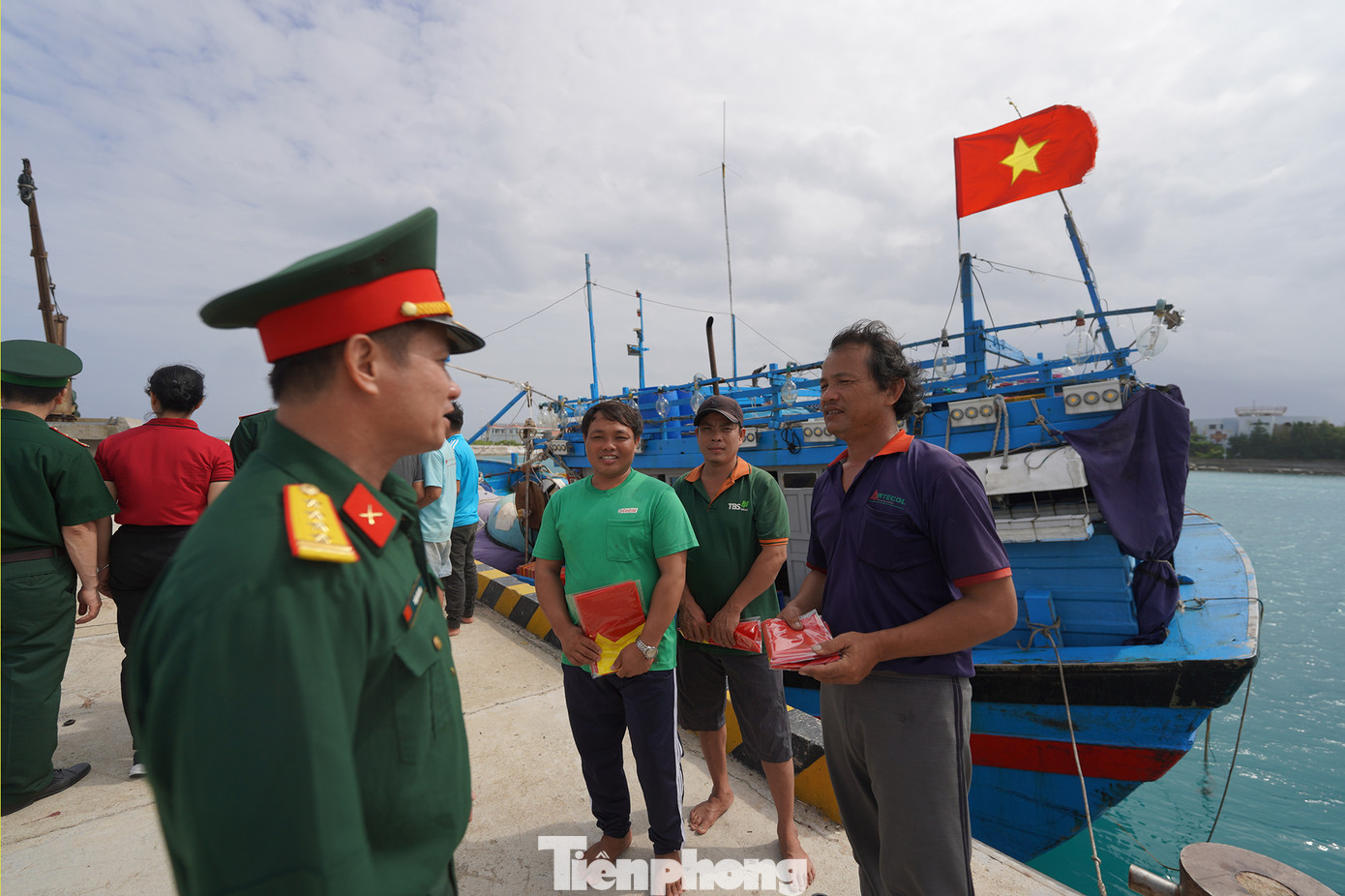 Đoàn công tác thuộc truyền hình QPVN thăm hỏi, tặng Quốc kỳ cho ngư dân đang neo đậu tàu, thuyền bên trong quần đảo Trường Sa.