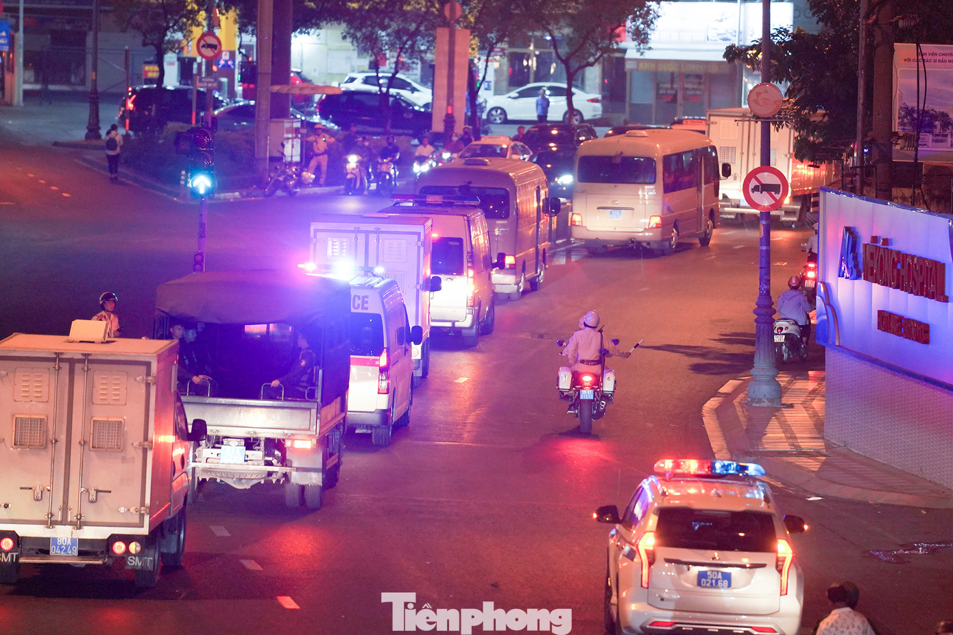 Vào các ngày trong tuần, khoảng 6 giờ sáng, hàng chục xe chở phạm nhân vụ án Vạn Thịnh Phát xuất hiện hàng dài trên trục đường hướng từ trại giam về TAND TPHCM.