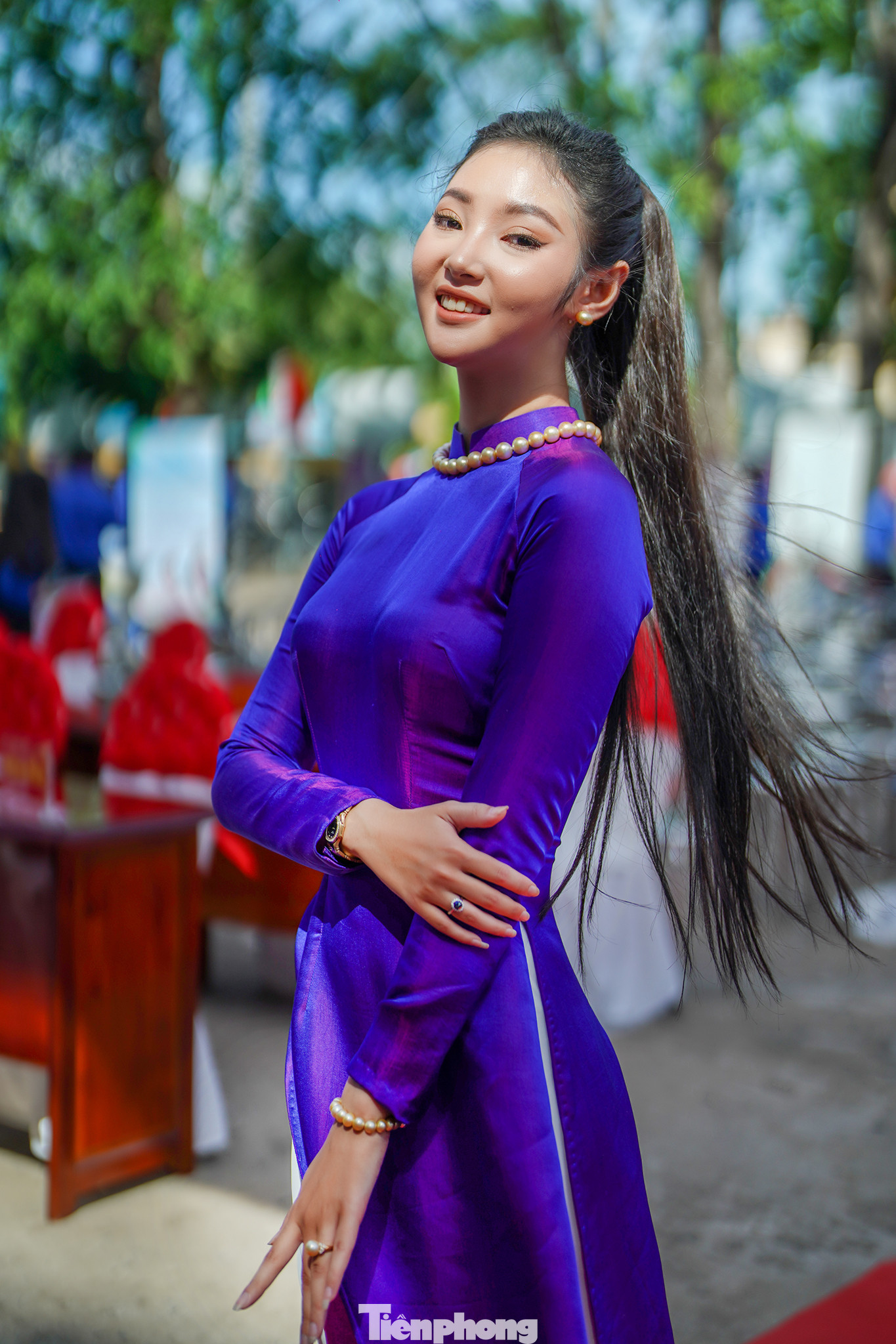 Xuất hiện tại Nhà Thiếu nhi tỉnh Long An, nơi diễn ra lễ phát động Chiến dịch Thanh niên Tình nguyện hè 2023 tỉnh Long An, Người đẹp áo dài của Miss World Vietnam 2022 Đặng Thị Kim Thoa diện áo dài nổi bật, thu hút mọi ánh nhìn. Xuất hiện tại Nhà Thiếu nhi tỉnh Long An, nơi diễn ra lễ phát động Chiến dịch Thanh niên Tình nguyện hè 2023 tỉnh Long An, Người đẹp áo dài của Miss World Vietnam 2022 Đặng Thị Kim Thoa diện áo dài nổi bật, thu hút mọi ánh nhìn.