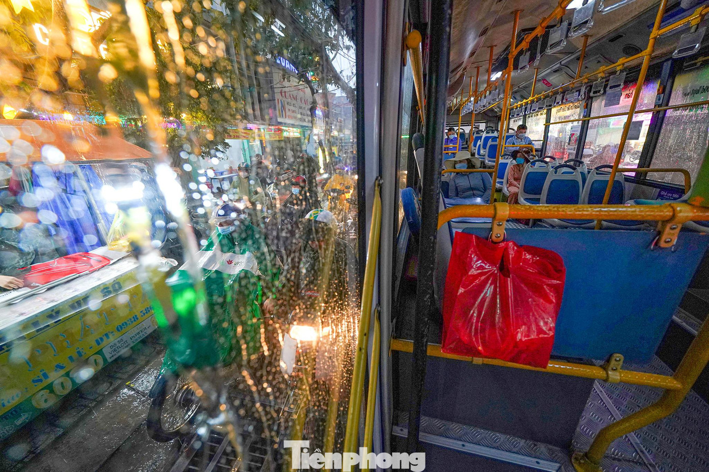 Giờ cao điểm, bên trong xe buýt nhiều tuyến thưa vắng người, bên ngoài là dòng người chen chân với phương tiện cá nhân. Theo chân một bác tài xe buýt vào giờ cao điểm, bác tài này chia sẻ: "Xe chạy không đúng giờ mỗi khi tan tầm, bến cách xa chỗ làm, thái độ một số nhân viên cũng không lịch sự với hành khách...khiến người ta không chọn xe buýt. Đặc biệt, hành khách là công chức, viên chức và lao động văn phòng hầu như không có".