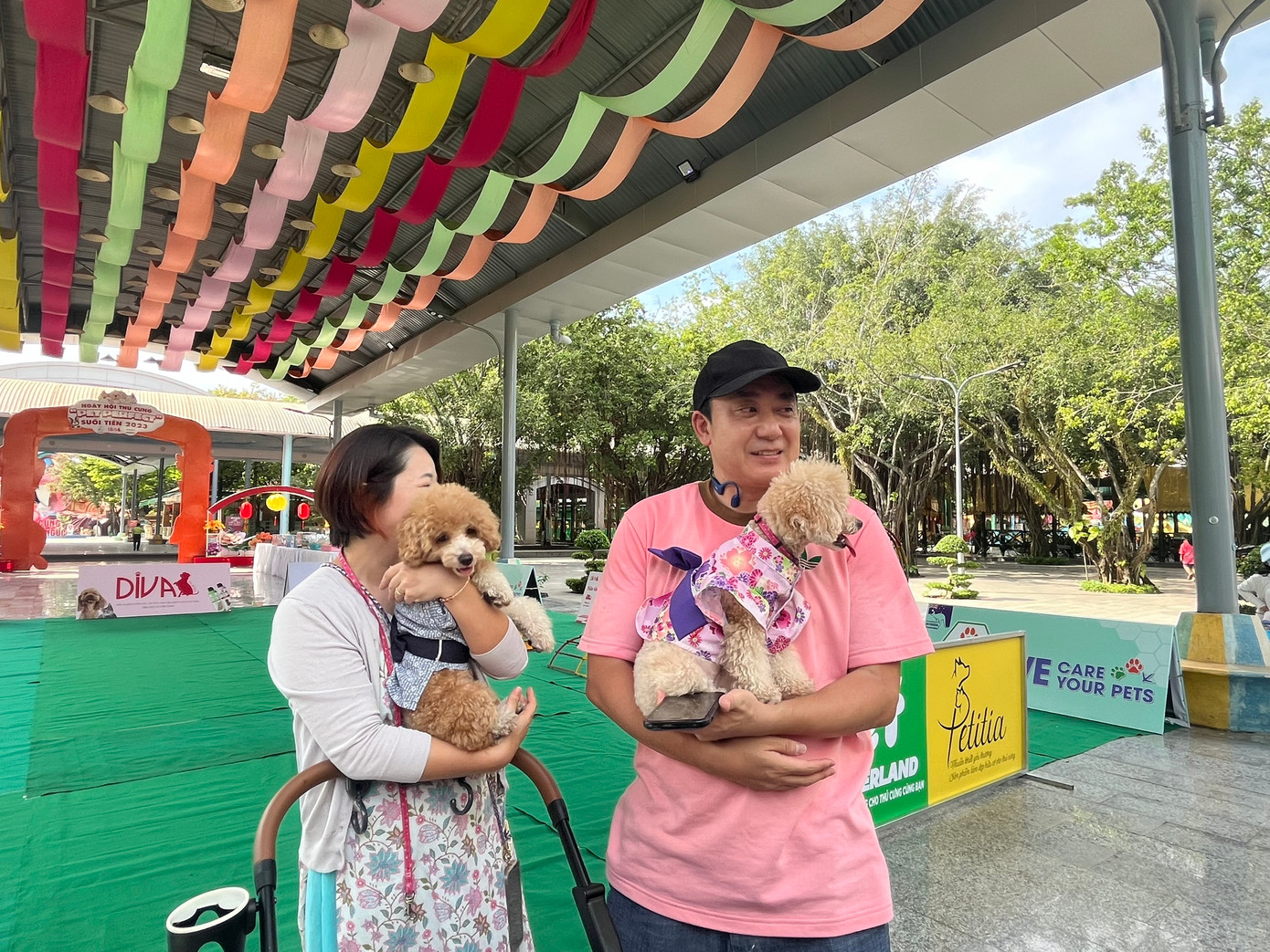Anh Akira và chị Tomoko - du khách đến từ Nhật Bản mang thú cưng tham gia Cuộc thi Cún cưng khỏe đẹp. "Cảm thấy rất hứng khởi khi tôi đưa cún cưng đến cuộc thi. Tôi biết cuộc thi qua thông tin mạng xã hội. Sự kiện hôm nay rất vui, náo nhiệt và phấn khởi. Trang phục Yukata truyền thống của Nhật Bản được tôi mặc cho Pet", anh Akira chia sẻ.