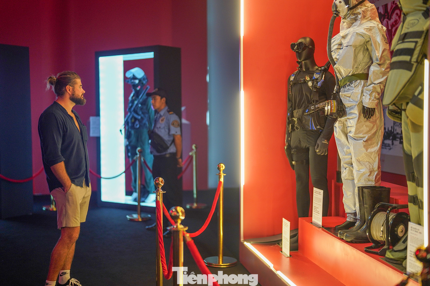 Một du khách nước ngoài trầm ngâm khá lâu về trang phục lực lượng đặc biệt. Một du khách nước ngoài trầm ngâm khá lâu về trang phục lực lượng đặc biệt.