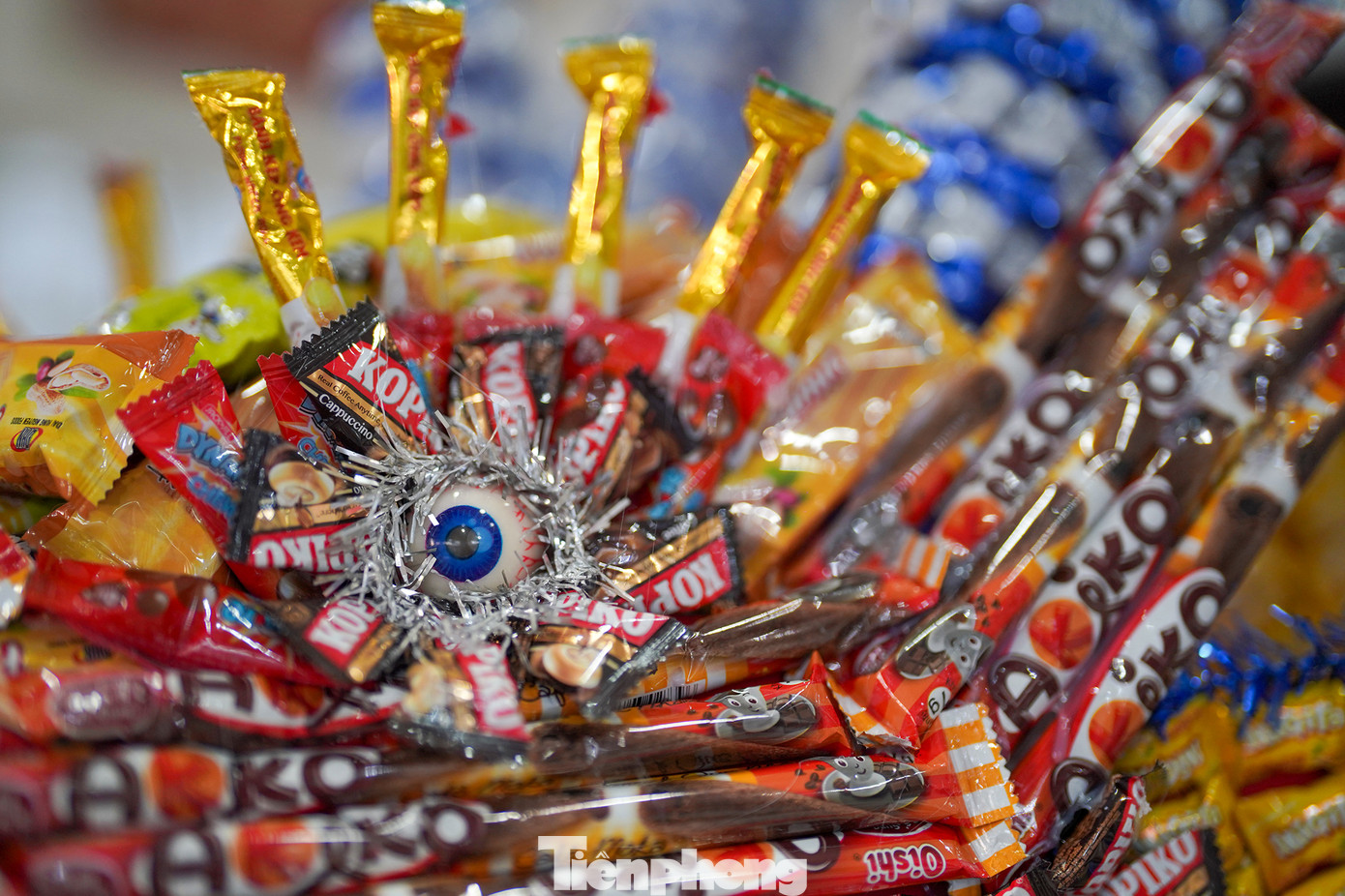 Theo anh Hoài Trung, riêng chi phí cho phần bánh và kẹo đã hơn 5 triệu đồng. &quot;Năm nay, thị trấn Tầm Vu cũng có nhiều nhà tham gia làm linh vật rồng nên việc tìm mua bánh kẹo khá là khó. Hôm nay tôi phải lên tận TP Tân An cách đây hơn chục cây số để tìm mua bánh kẹo. Cái khó chính là phải tìm được loại bánh, kẹo có vỏ giống với loại mình đang gia công. Tôi cũng cân nhắc lắm trong việc chọn tông màu cho các bộ phận&quot;.