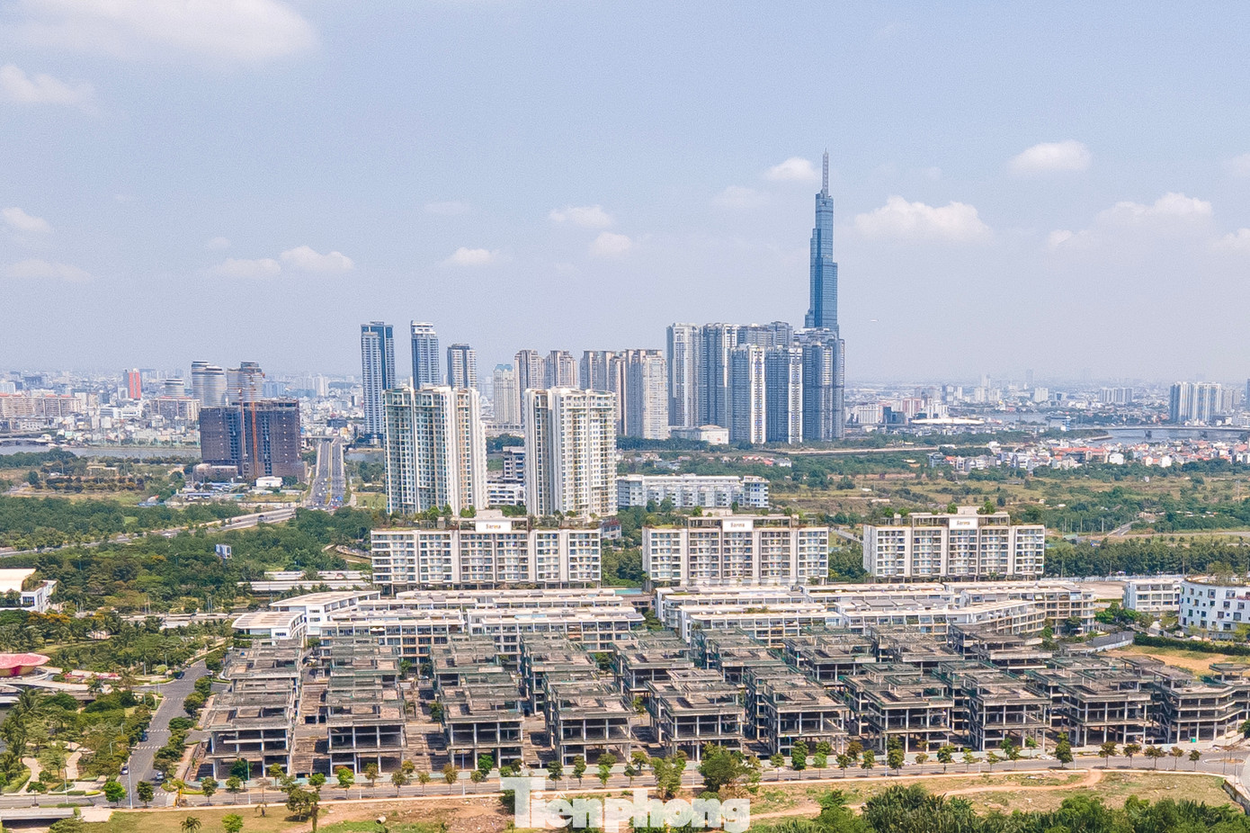 Theo quy hoạch 1/2.000, khu đô thị Thủ Thiêm được chia làm 5 khu vực chính gồm khu lõi trung tâm, các khu dân cư phía Bắc, dọc đại lộ Mai Chí Thọ, phía Đông, châu thổ phía Nam với 8 khu chức năng chính.