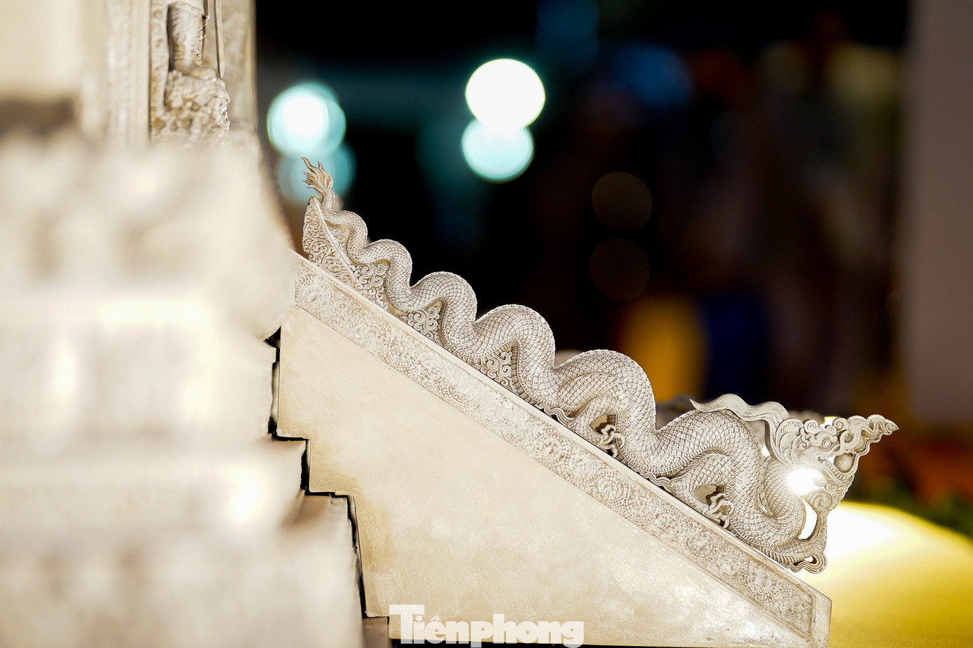 Rồng chùa Phật Tích ngẩng cao đầu, miệng há to đón một viên ngọc bay vào. Viên ngọc đó trong Phật giáo Ấn Độ là ngọc Như Ý, biểu tượng cho sự thông thái, lòng vị tha, của cải tinh thần có được nhờ thiền định và thực hành Phật pháp. Đặc trưng nổi bật nhất của rồng thời Lý nói chung là có thân tròn, thon, dài, uốn lượn nhiều khúc như hình sóng nước.