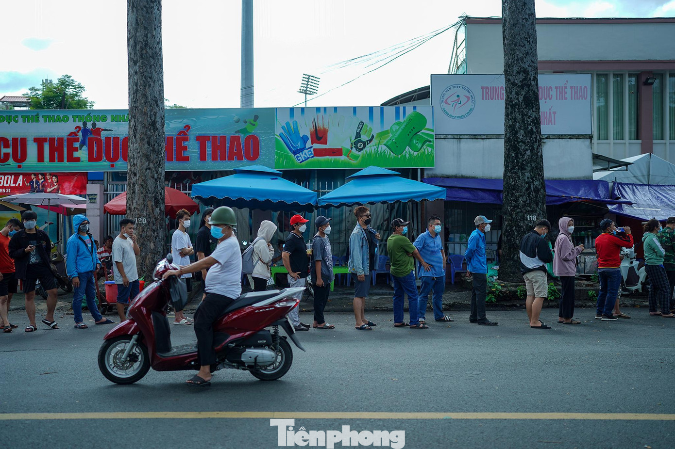 Rất đông người hâm mộ có mặt từ sáng sớm trên đường Nguyễn Kim.