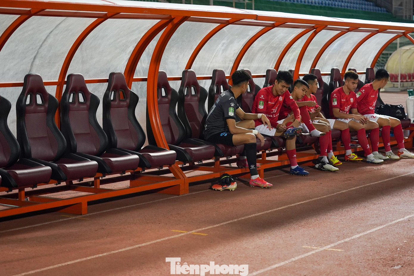 Đội bóng của HLV Trần Minh Chiến chỉ có 6 cầu thủ nằm trong danh sách dự bị. Điều đáng chú ý, trong đó chỉ có 1 cầu thủ đình công trước đó được đăng kí thi đấu là Thân Thành Tín. Đội bóng của HLV Trần Minh Chiến chỉ có 6 cầu thủ nằm trong danh sách dự bị. Điều đáng chú ý, trong đó chỉ có 1 cầu thủ đình công trước đó được đăng kí thi đấu là Thân Thành Tín.