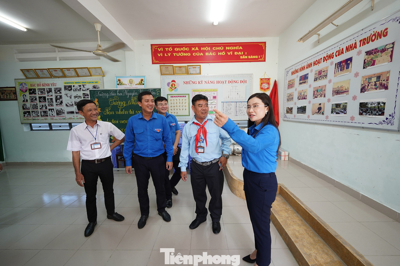 Chị Nguyễn Phạm Duy Trang ấn tượng với những hình ảnh hoạt động trong phòng truyền thống của nhà trường. Chị Nguyễn Phạm Duy Trang ấn tượng với những hình ảnh hoạt động trong phòng truyền thống của nhà trường.