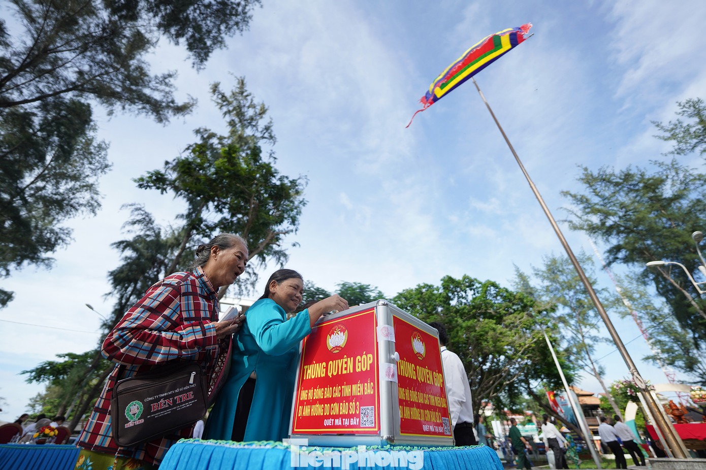 Bà Lê Thị Bé Hai (ngụ xã An Thới Đông) trích phần thu nhập ít ỏi từ việc bán vé số để ủng hộ cho bà con vùng bão lũ. Hồi tháng 4, xã An Thới Đông nơi bà cư ngụ chấm dứt hoạt động của 114 tổ nhân dân, thành lập, chia tách, sắp xếp lại từ sáu ấp thành chín ấp.