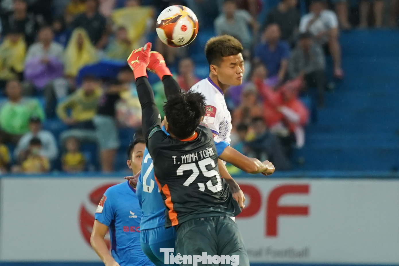 Pha công phá của Văn Tùng sau pha tạt bóng đến từ William Henrique. Bóng vượt qua tầm kiểm soát của thủ môn Minh Toàn nhưng lại dội trúng xà ngang B.Bình Dương. Pha công phá của Văn Tùng sau pha tạt bóng đến từ William Henrique. Bóng vượt qua tầm kiểm soát của thủ môn Minh Toàn nhưng lại dội trúng xà ngang B.Bình Dương.