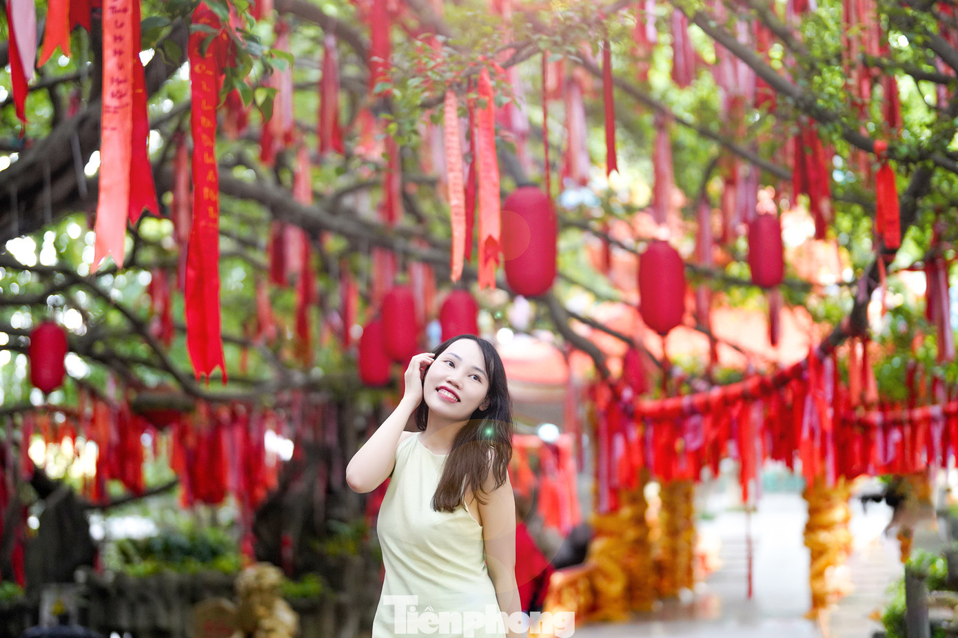 Bạn Phạm Thuỳ Dương (ngụ Quận 12, TPHCM) chia sẻ: "Mình biết cây ước nguyện này lâu rồi nhưng vì công việc bận rộn, nhân kỳ nghỉ lễ này sắp xếp thời gian đến đây chụp ảnh, viết những điều nguyện ước thả lên cây". Bạn Phạm Thuỳ Dương (ngụ Quận 12, TPHCM) chia sẻ: "Mình biết cây ước nguyện này lâu rồi nhưng vì công việc bận rộn, nhân kỳ nghỉ lễ này sắp xếp thời gian đến đây chụp ảnh, viết những điều nguyện ước thả lên cây".