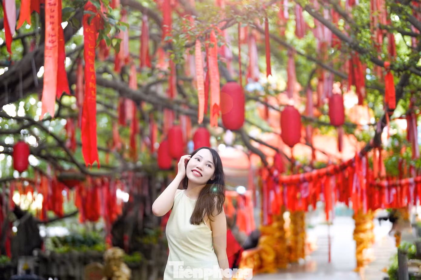 Bạn Phạm Thuỳ Dương (ngụ Quận 12, TPHCM) chia sẻ: "Mình biết cây ước nguyện này lâu rồi nhưng vì công việc bận rộn, nhân kỳ nghỉ lễ này sắp xếp thời gian đến đây chụp ảnh, viết những điều nguyện ước thả lên cây".