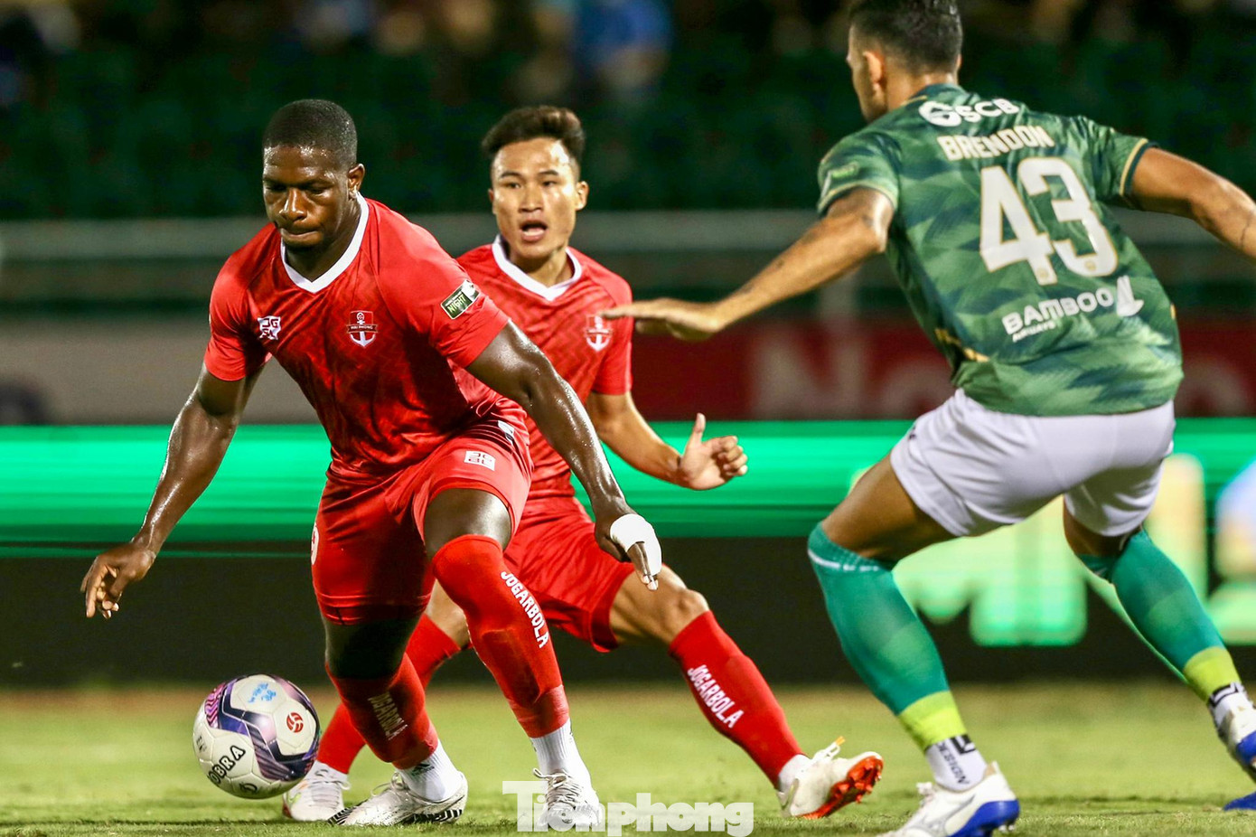 Hải Phòng chào đón sự trở lại của tiền đạo Rimario, chân sút đang gánh vác trọng trách ghi bàn của đội bóng đất cảng. Bên cạnh đó, lối chơi của Hải Phòng cũng tỏ ra hiệu quả hơn. Lợi thế sân nhà củaTPHCM cũng không có nhiều giá trị vì đội bóng của HLV Trần Minh Chiến nhìn đâu cũng thấy vấn đề, từ nhân sự đến lối chơi. Hải Phòng chào đón sự trở lại của tiền đạo Rimario, chân sút đang gánh vác trọng trách ghi bàn của đội bóng đất cảng. Bên cạnh đó, lối chơi của Hải Phòng cũng tỏ ra hiệu quả hơn. Lợi thế sân nhà củaTPHCM cũng không có nhiều giá trị vì đội bóng của HLV Trần Minh Chiến nhìn đâu cũng thấy vấn đề, từ nhân sự đến lối chơi.