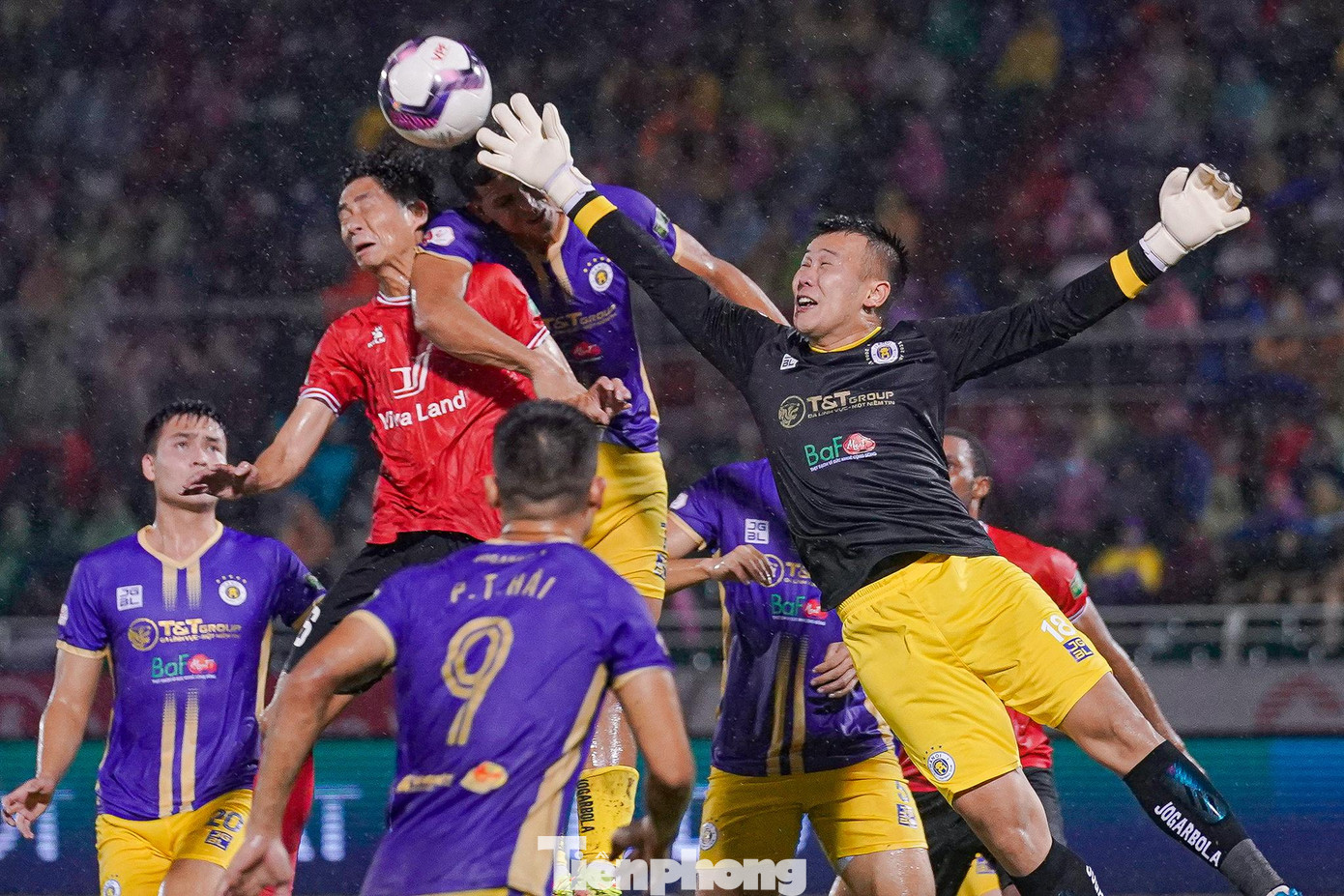 Dưới cơn mưa nặng hạt ở sân Thống Nhất, Hà Nội FC trút mưa bàn thắng vào lưới đội chủ nhà. Hi vọng giành điểm của CLB TPHCM sớm bị dập tắt ngay từ đầu trận đấu. Hà Hội FC dẫn trước tới 3 bàn chỉ sau 11 phút thi đấu.