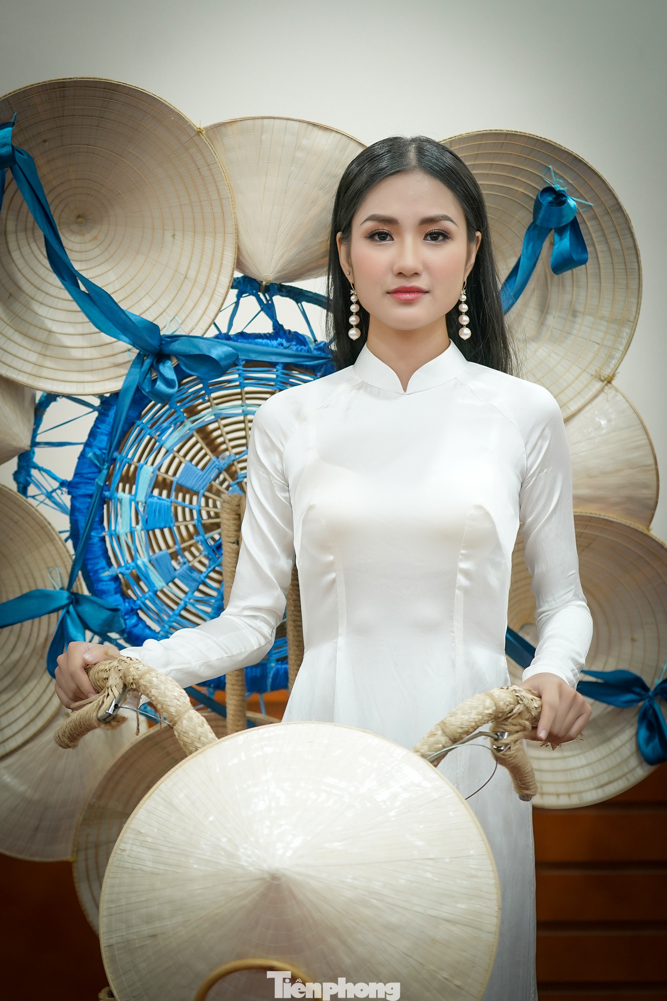 Tiếp đó, Hà cũng thể hiện lại phần thi Quốc phục, hưởng ứng Lễ hội Áo dài đang diễn ra trong suốt tháng 3 tại TPHCM, Nguyễn Thanh Hà đã có phần trình diễn đầy năng lượng khi khoác trên mình bộ Quốc phục mang tên “Sống xanh” của NTK Nguyễn Hữu Bình.