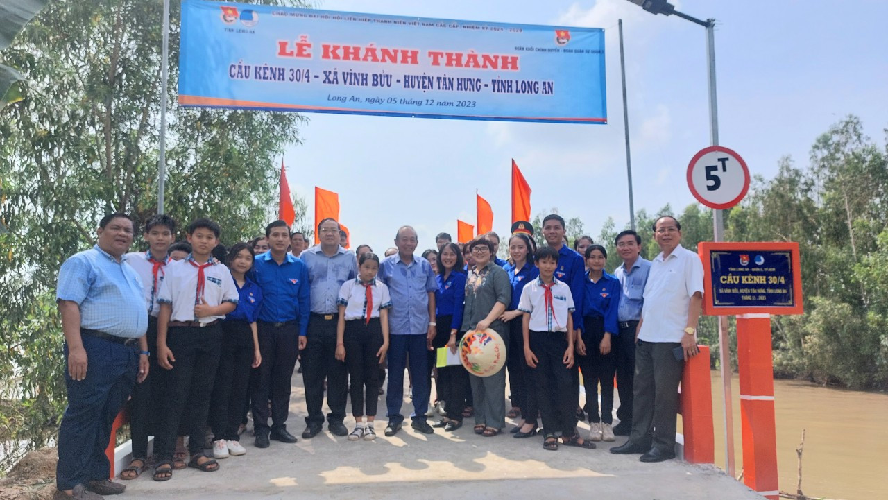 Người dân phấn khởi chụp ảnh cùng lãnh đạo bên cây cầu mới. Ảnh: Duy Phước Người dân phấn khởi chụp ảnh cùng lãnh đạo bên cây cầu mới. Ảnh: Duy Phước