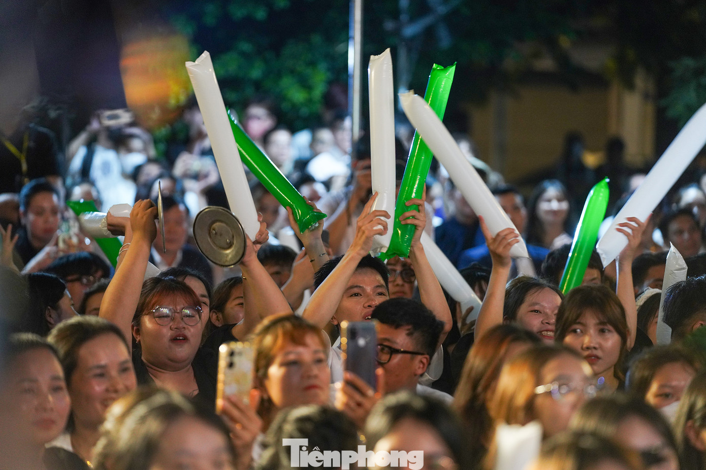 Sinh viên trường CĐ Công Thương Việt Nam khuấy động không khí với những màn cổ vũ cuồng nhiệt.