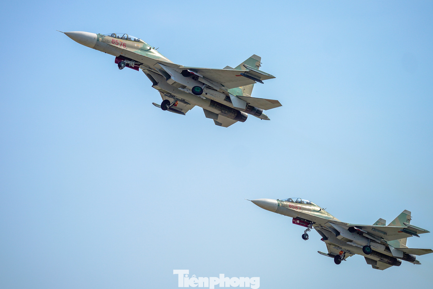 Thời tiết nắng nóng, oi bức phần nào ảnh hưởng việc thực hiện nhiệm vụ của phi công, trong khi các bài bay có tính chất phức tạp. Do đó, quá trình chuẩn bị, huấn luyện phải tỉ mỉ.