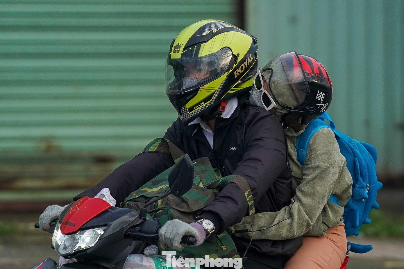 Giấc ngủ vội trên vai người bạn đồng hành.