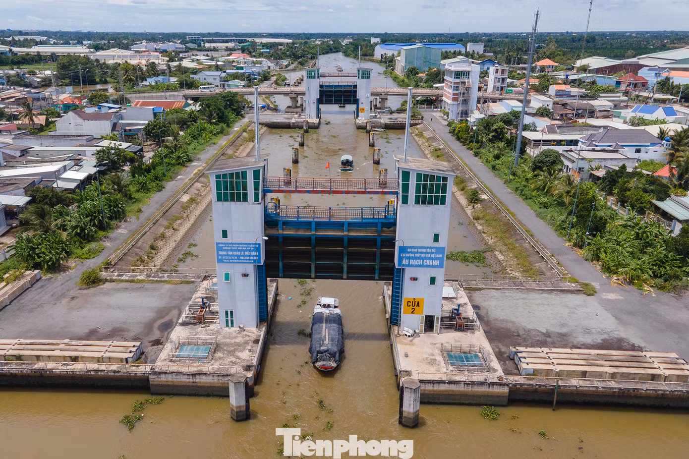 Âu tàu Rạch Chanh vừa được đầu tư nâng cấp với quy mô hiện đại, buồng âu dài 140 m, rộng 19,5 m. Cầu vượt âu Rạch Chanh được xây dựng bằng bê tông cốt thép bề rộng 11,5 m, khoang thông thuyền 6,5 x 30 m.