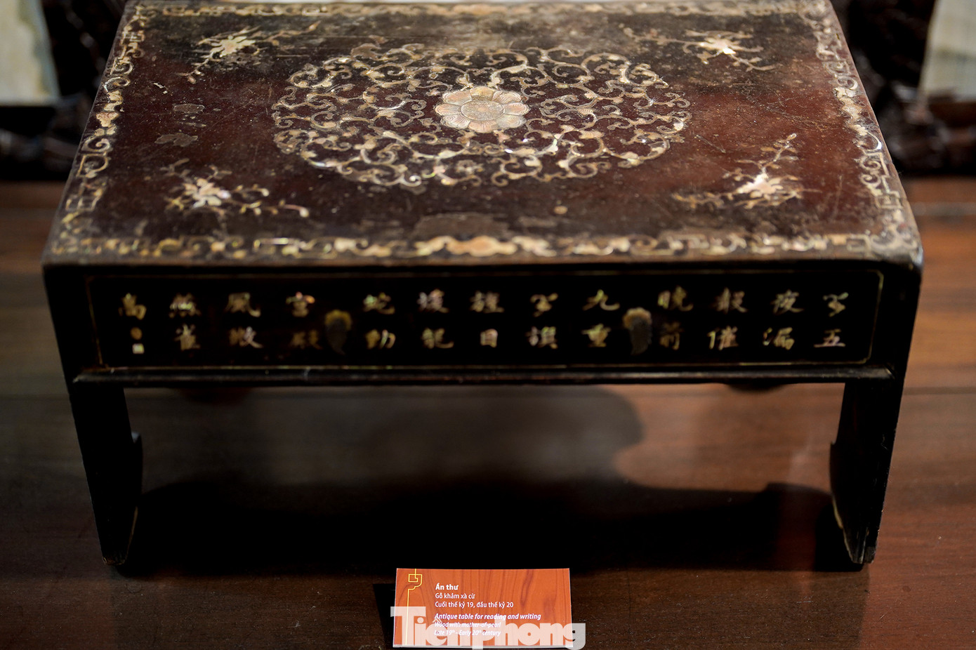 Tinh xảo chiếc án thư. Do nhu cầu phổ biến các điều luật, ghi lại sự kiện lịch sử và lưu truyền văn hóa truyền thống nên mộc bản thời Nguyễn ra đời và được chế tác rất nhiều, bằng các loại gỗ như thị, mít, táo. Ngoài giá trị về mặt kỹ thuật chế tác và mỹ thuật trình bày, mộc bản còn có giá trị về mặt sử liệu.