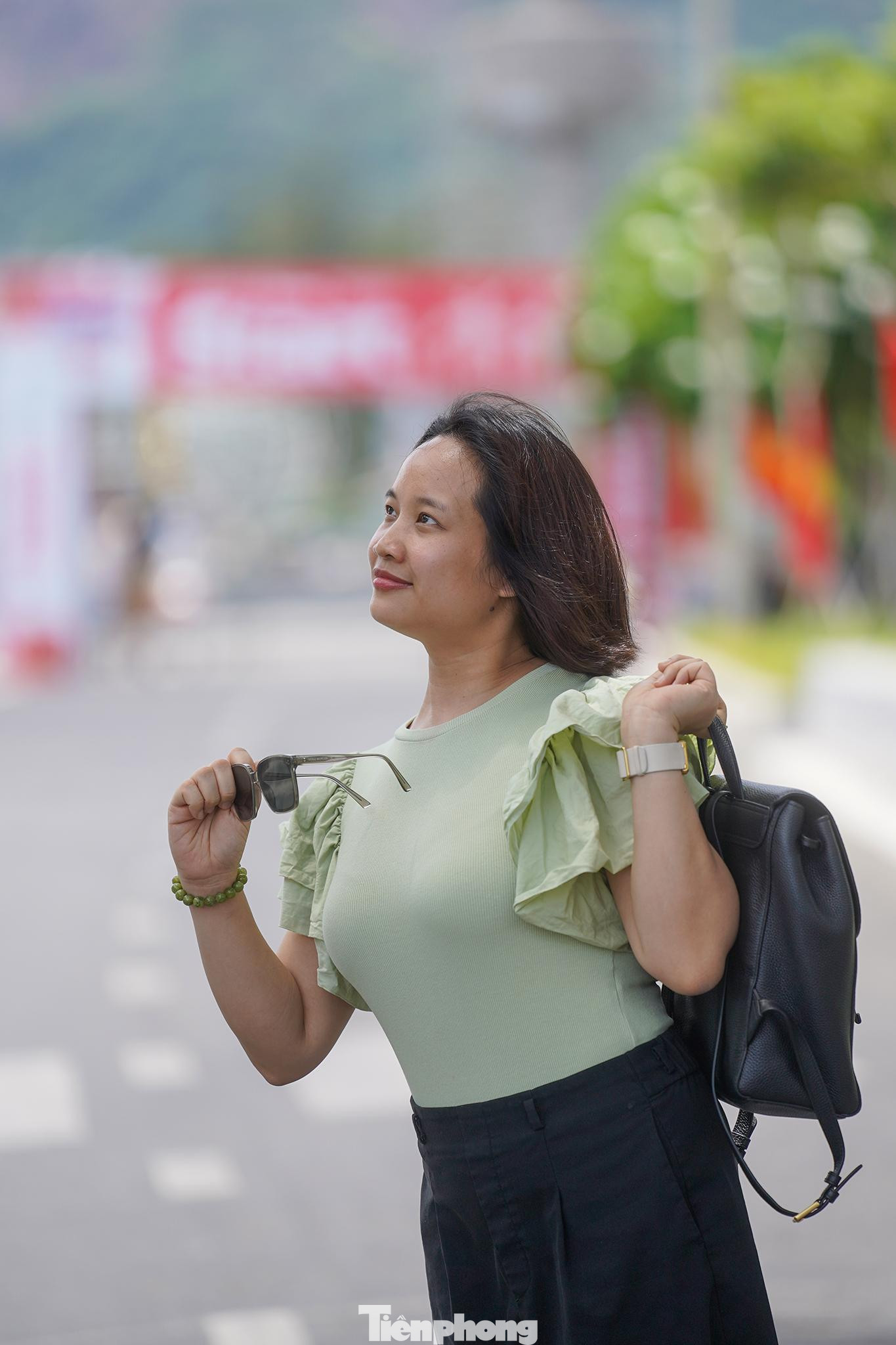 "Lần đầu tiên mình đến Côn Đảo, ấn tượng lắm khi thấy sắc cờ hoà vào sắc hoa đỏ rực mấy tuyến đường", chị Thục Oanh, du khách Hà Nội kể. "Lần đầu tiên mình đến Côn Đảo, ấn tượng lắm khi thấy sắc cờ hoà vào sắc hoa đỏ rực mấy tuyến đường", chị Thục Oanh, du khách Hà Nội kể.