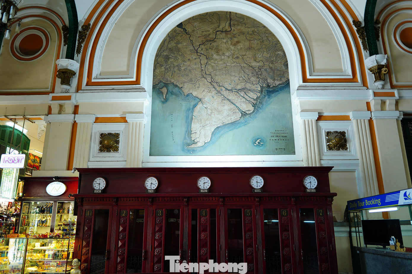 Phần tường trên buồng gọi điện ở tiền sảnh của toà nhà có hai bản đồ lịch sử. Tấm bên phải là bản đồ Sài Gòn và xung quanh năm 1892, bên trái là bản đồ đường dây điện của Việt Nam và Campuchia năm 1936.