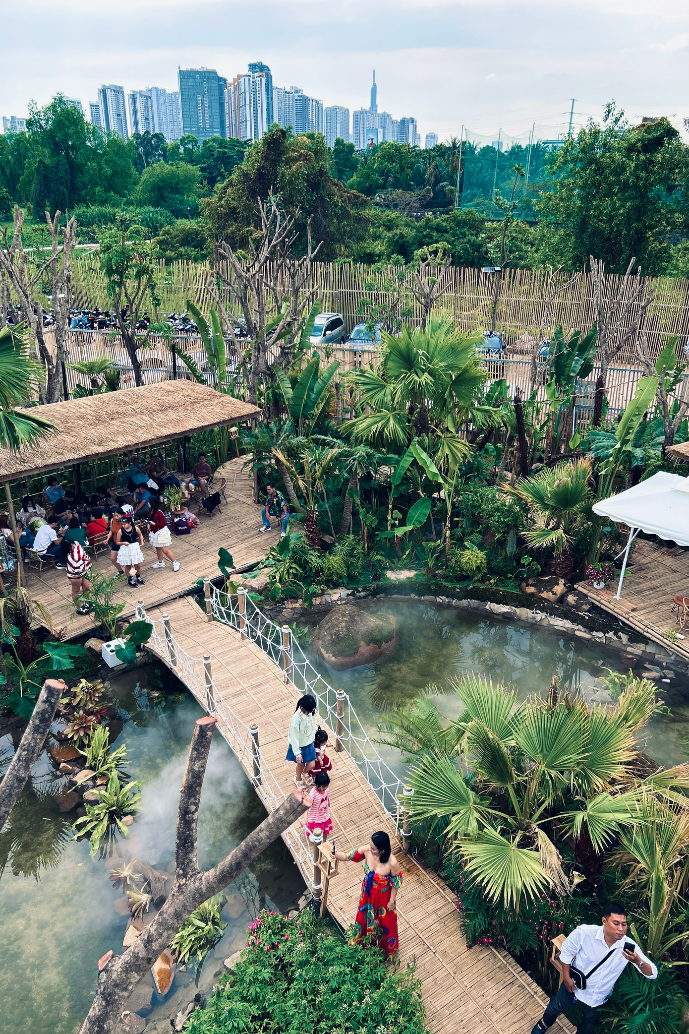 Từ trên cao, du khách có thể nhìn rõ những lối đi xuyên rừng với phông nền phía sau là toàn cảnh trung tâm TPHCM. Một số du khách cũng khá tiếc không mang máy ảnh cơ vào vì giá phụ thu đến 200.000 đồng để có thể chụp những bức ảnh chất lượng.