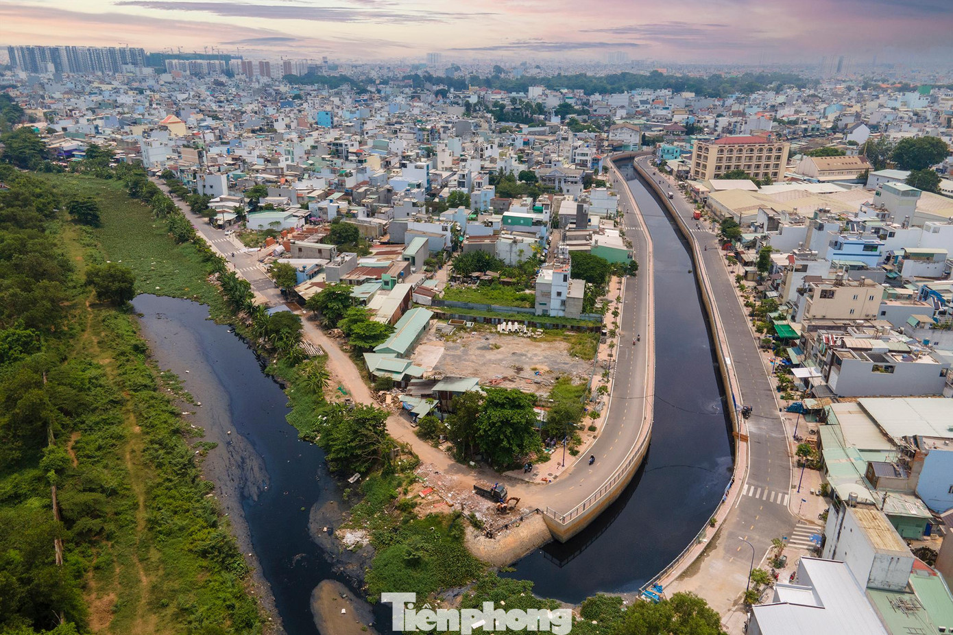Đầu tư 629 tỷ đồng, dự án cải tạo kênh Nước Đen (nhánh bên phải) ở quận Bình Tân đã hoàn thành, góp phần thay đổi bộ mặt, cảnh quan và môi trường dọc hai bờ. Đoạn giao với kênh Tham Lương ghi nhận ngày 14/4.