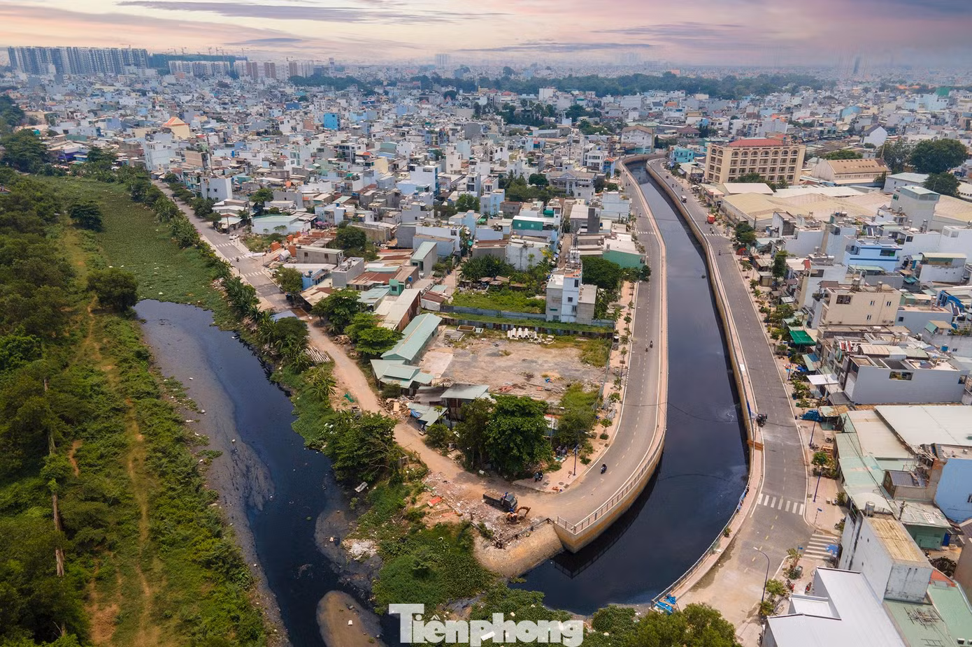 Đầu tư 629 tỷ đồng, dự án cải tạo kênh Nước Đen (nhánh bên phải) ở quận Bình Tân đã hoàn thành, góp phần thay đổi bộ mặt, cảnh quan và môi trường dọc hai bờ. Đoạn giao với kênh Tham Lương ghi nhận ngày 14/4.
