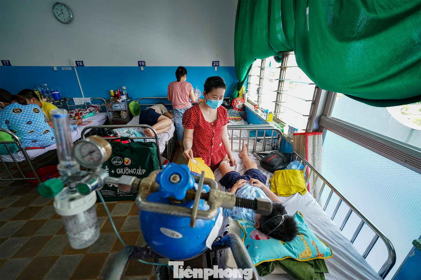 Ngoài bệnh viện Bệnh Nhiệt Đới, số ca nhập viện điều trị tại các bệnh viện trên địa bàn TPHCM cũng đang tăng cao, trong đó các bệnh viện nhi đồng cũng đang chịu nhiều áp lực. Nhiều bệnh nhân từ các tỉnh thành chuyển đến, riêng tại Bệnh viện Nhi Đồng Thành Phố có tới 80% số ca mắc SXH là bệnh nhi từ các tỉnh thành chuyển đến.