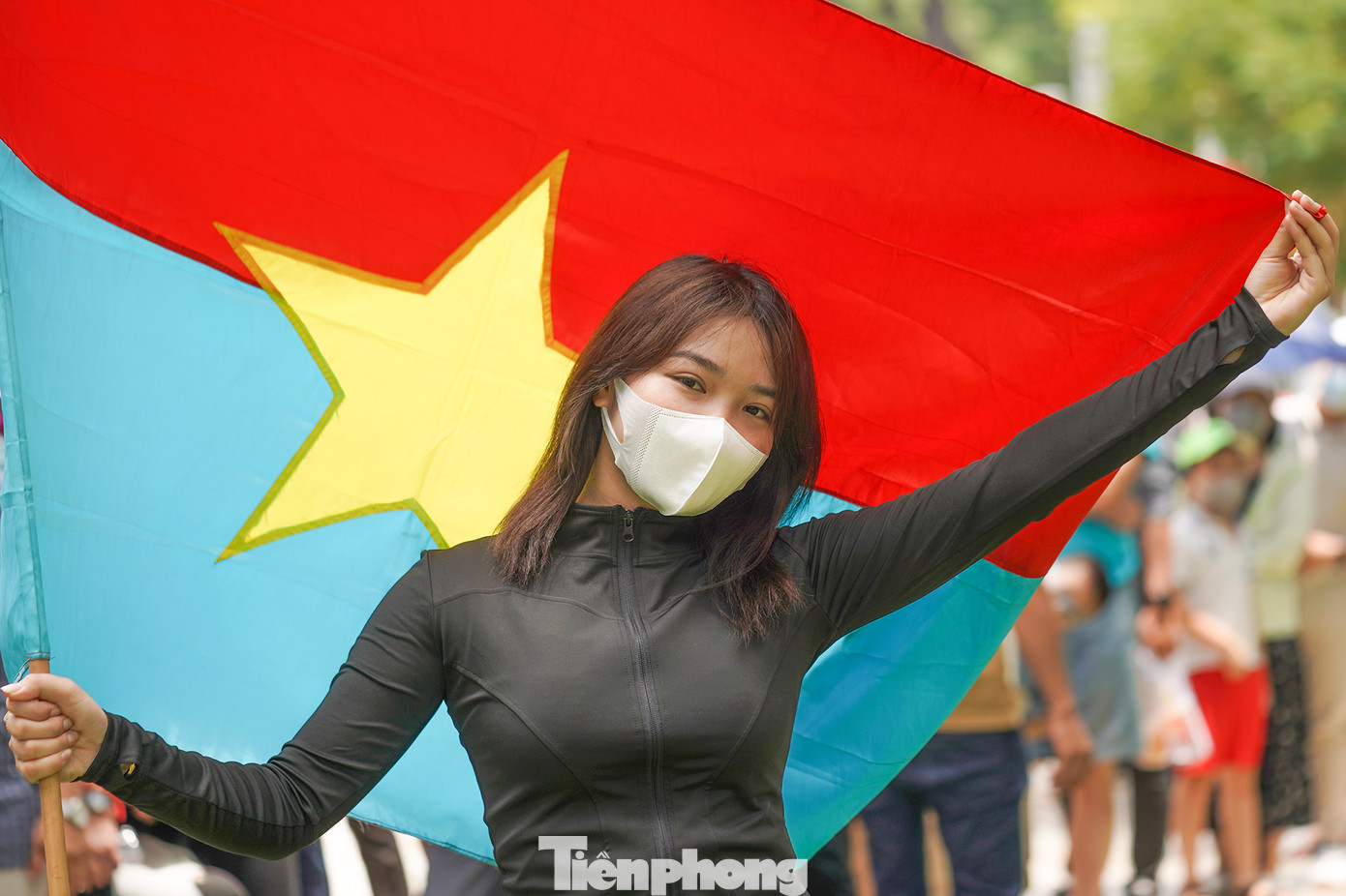 Bạn Trương Thị Thu Hiền (quê Gia Lai xuống TPHCM chơi lễ 30/4) mượn lá cờ của du khách Việt Bắc chụp một tấm ảnh lưu niệm trong ngày 30/4 đặc biệt.