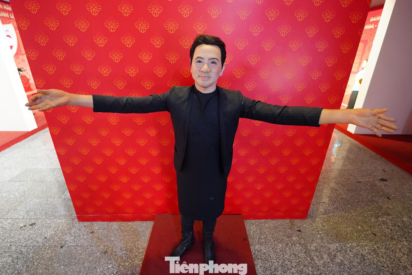 NSƯT Thành Lộc với tư thế giang rộng vòng tay chào khán giả.